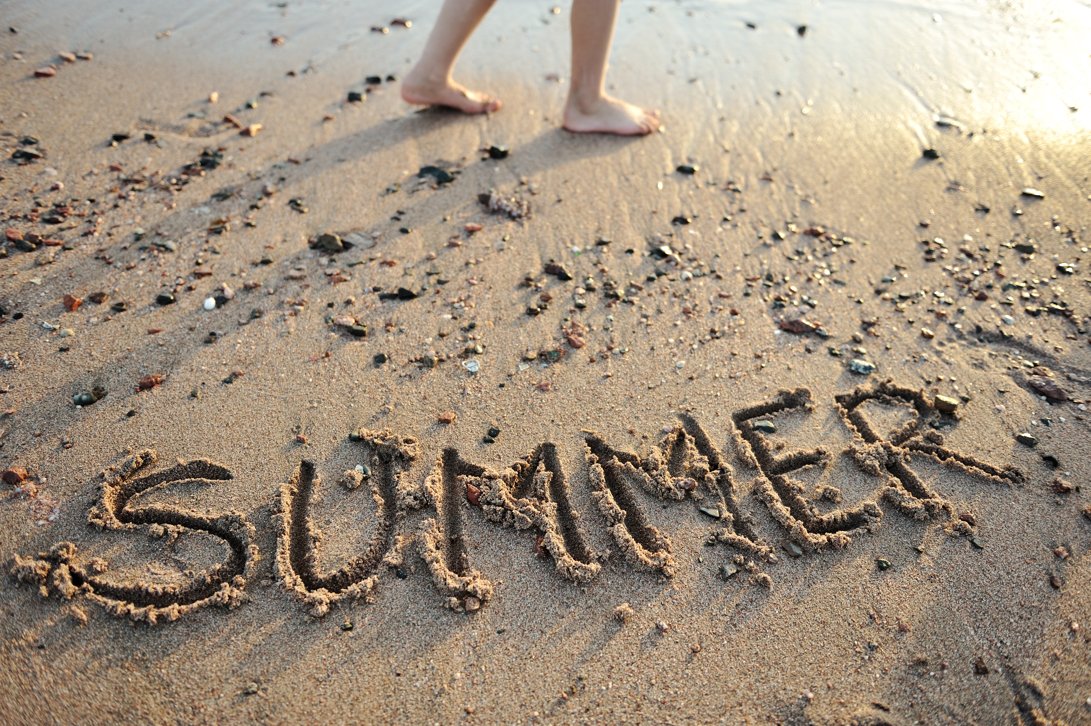 Привет лето текст. Надпись на песке. Красивые надписи на песке. Надпись на песке лето. Отпуск надпись на песке.