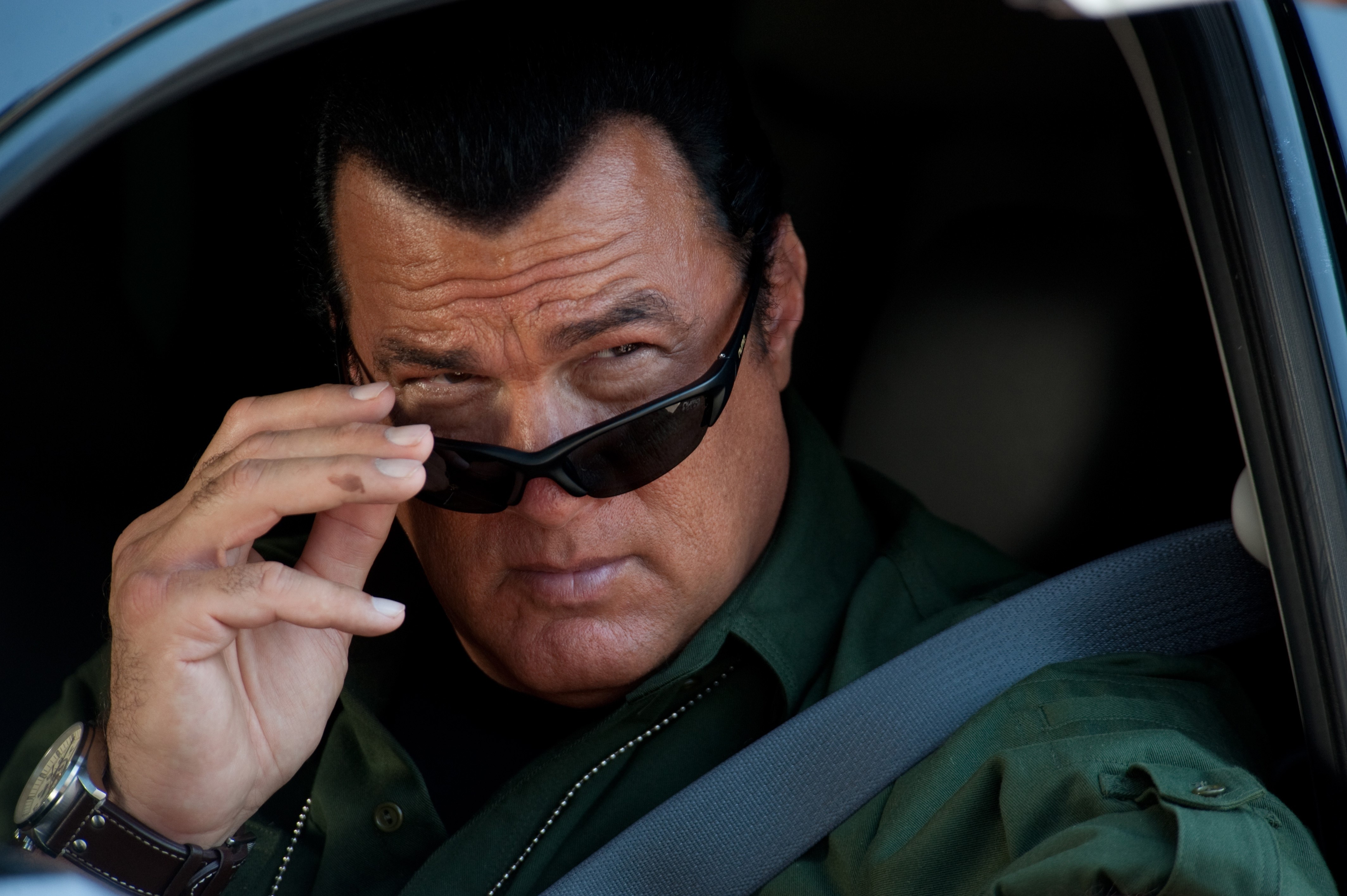 Обои машина, поза, актер, сериал, actor, glasses, Стивен Сигал, Steven  Seagal на телефон и рабочий стол, раздел фильмы, разрешение 4256x2832 -  скачать