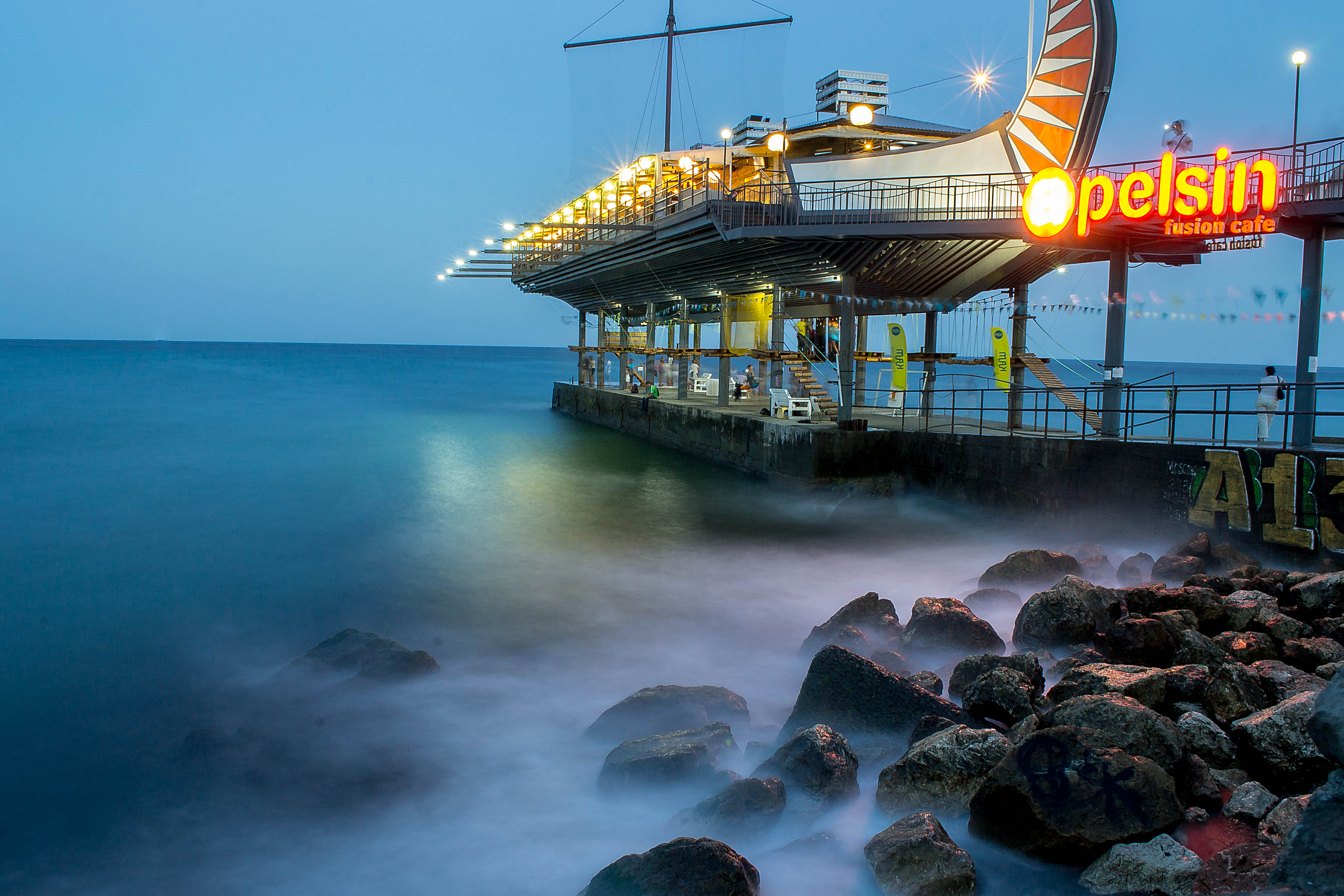 Рабочие ялта. Ялта море. Ялта набережная обои. Эспаньола корабль Ялта.