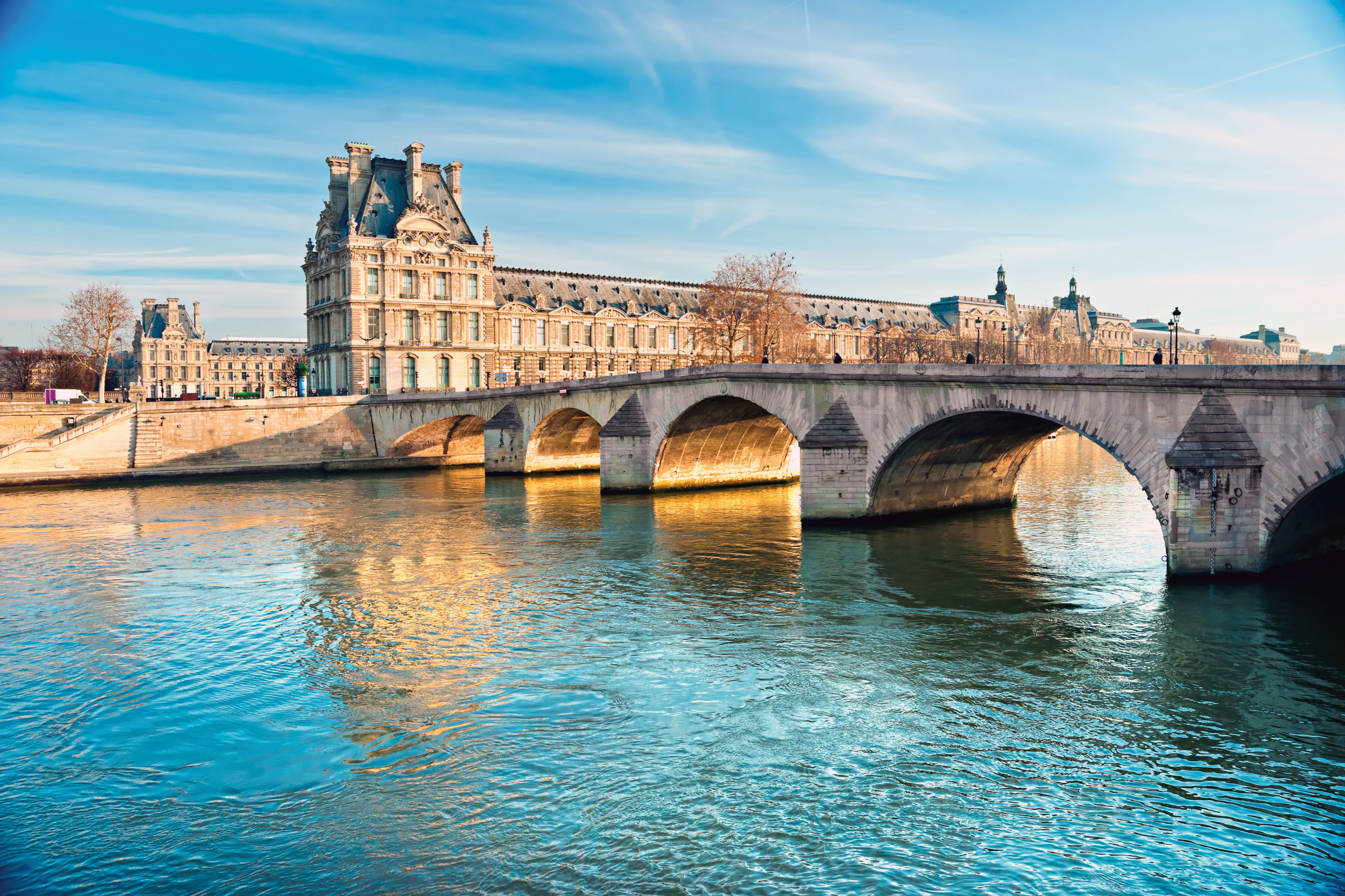Сена на французском. Река сена Лувр. Мост Каррузель в Париже. Париж город Лувр. Сена Лувр Париж.
