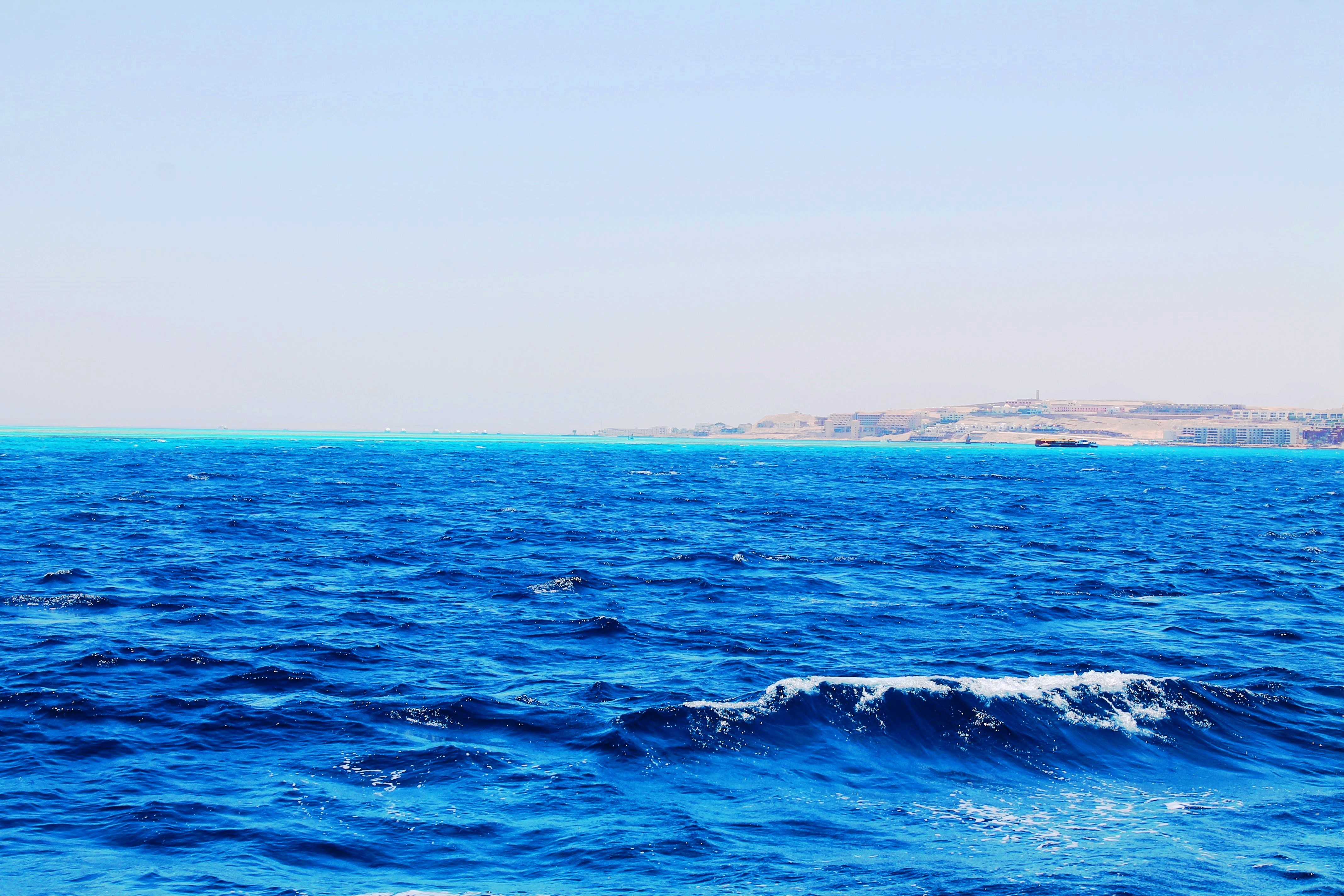 Какого океана является красное море. Красное море. Синее море. Голубое море. Голубая волна.
