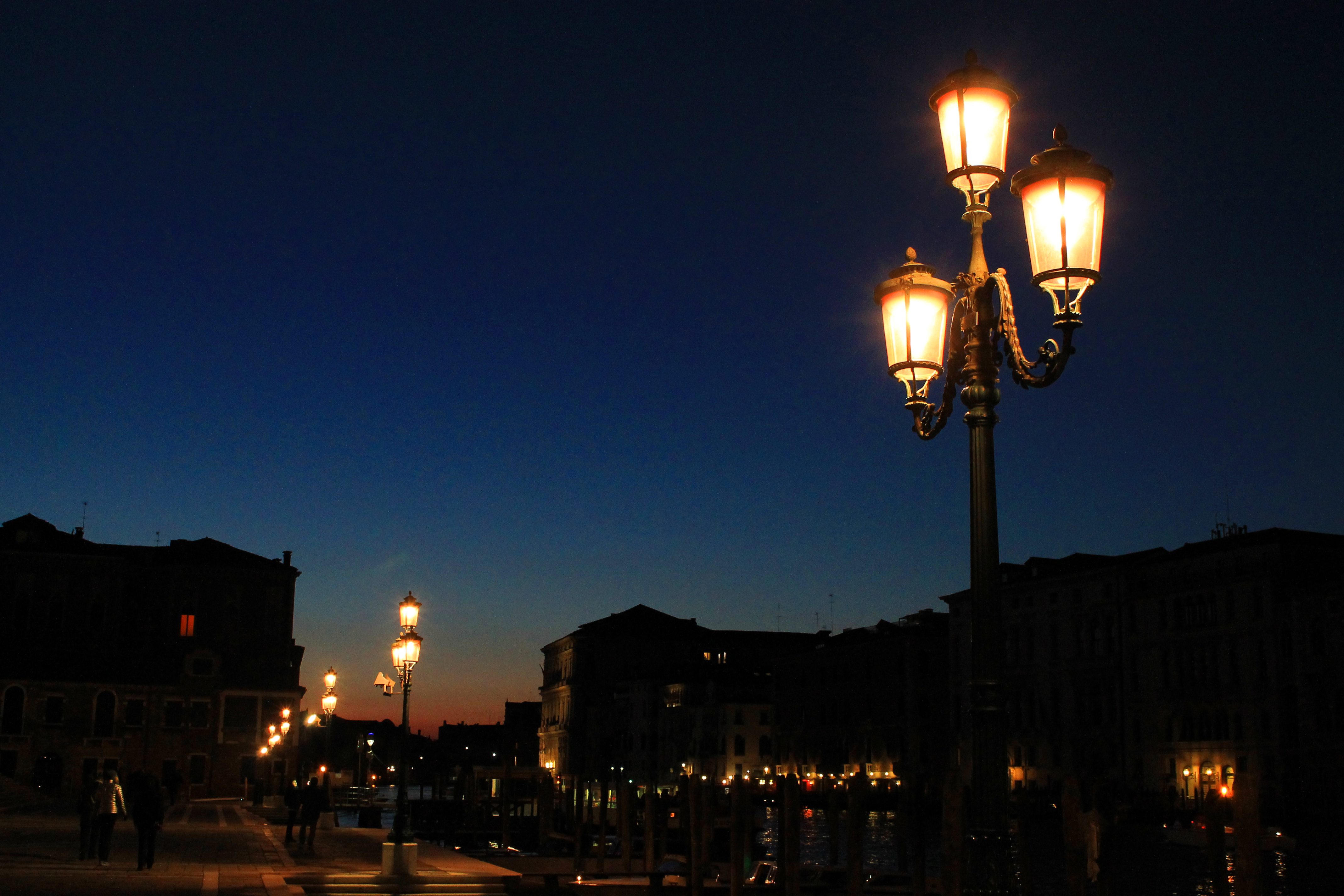 Ночь улица фонарь песни. Уличный фонарь ночью. Вечерние фонари. Фонарный столб ночью. Фонарики на улице.