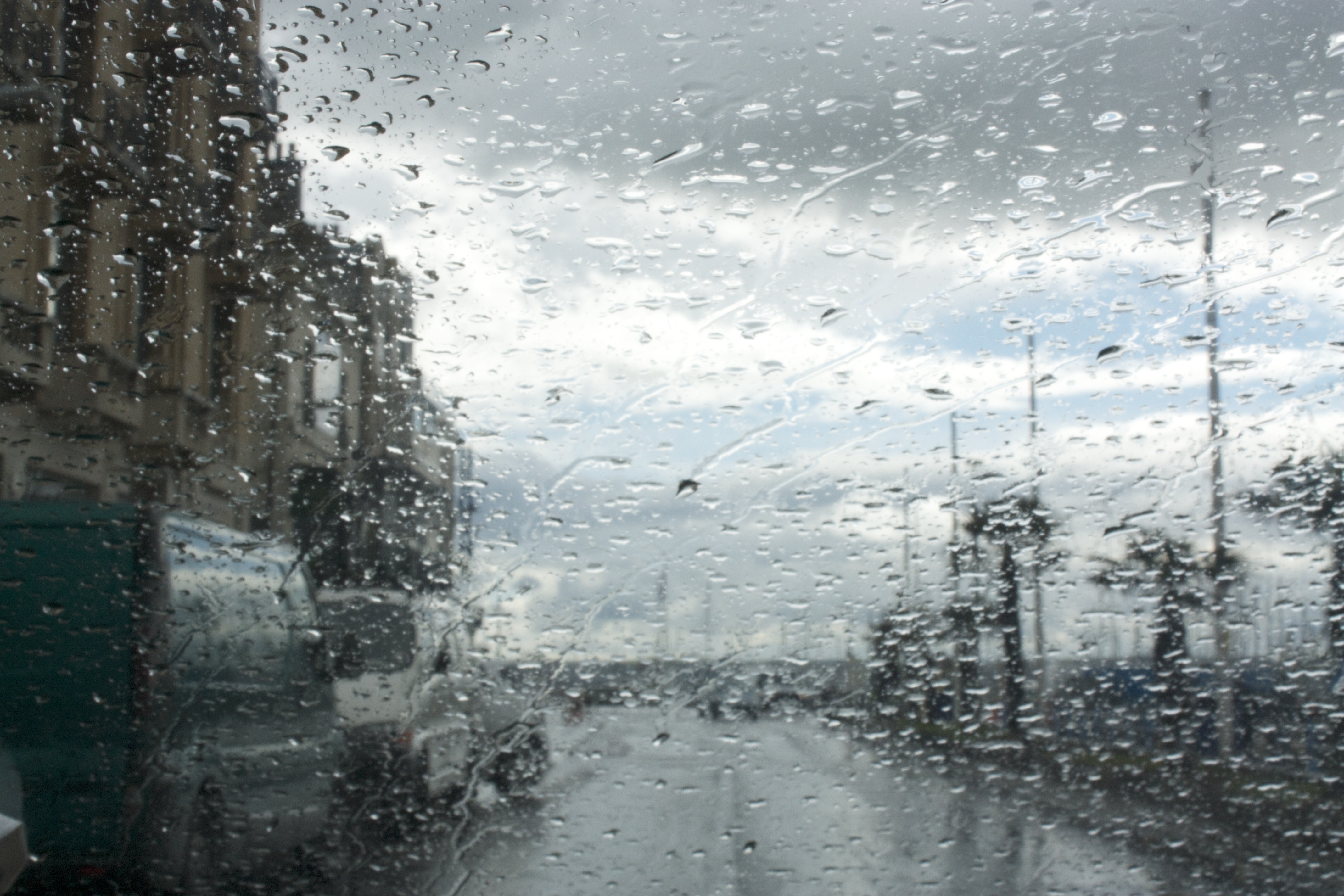 В начале погода была дождливой. Пасмурный дождливый день. Дождливый пейзаж. Пасмурно дождь. Дождливое окно.