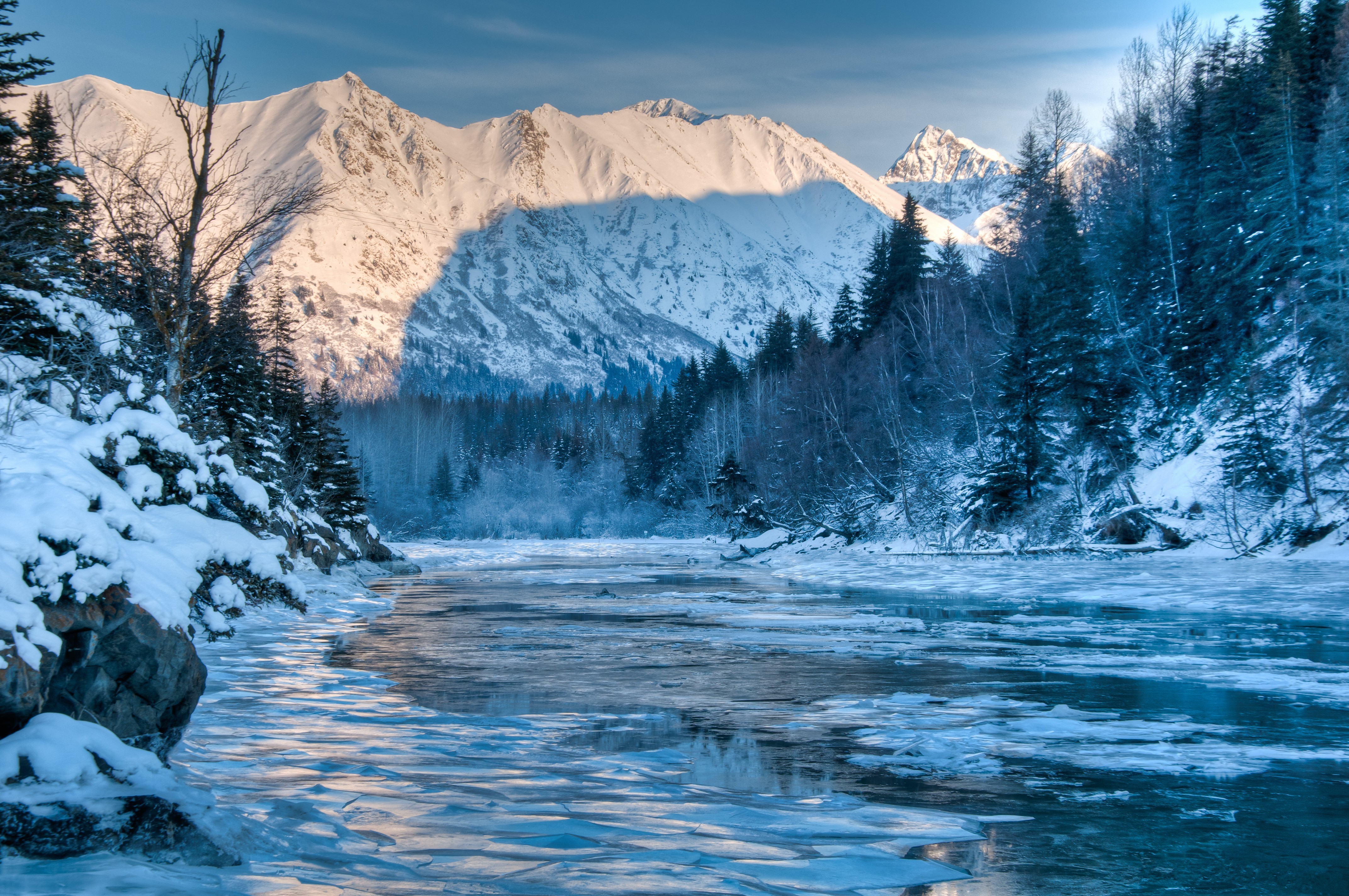 Реки имеющие снеговое питание в северной америке. Аласка Винтер. Аляска река. Северная Америка Аляска. Гора топаз Аляска.