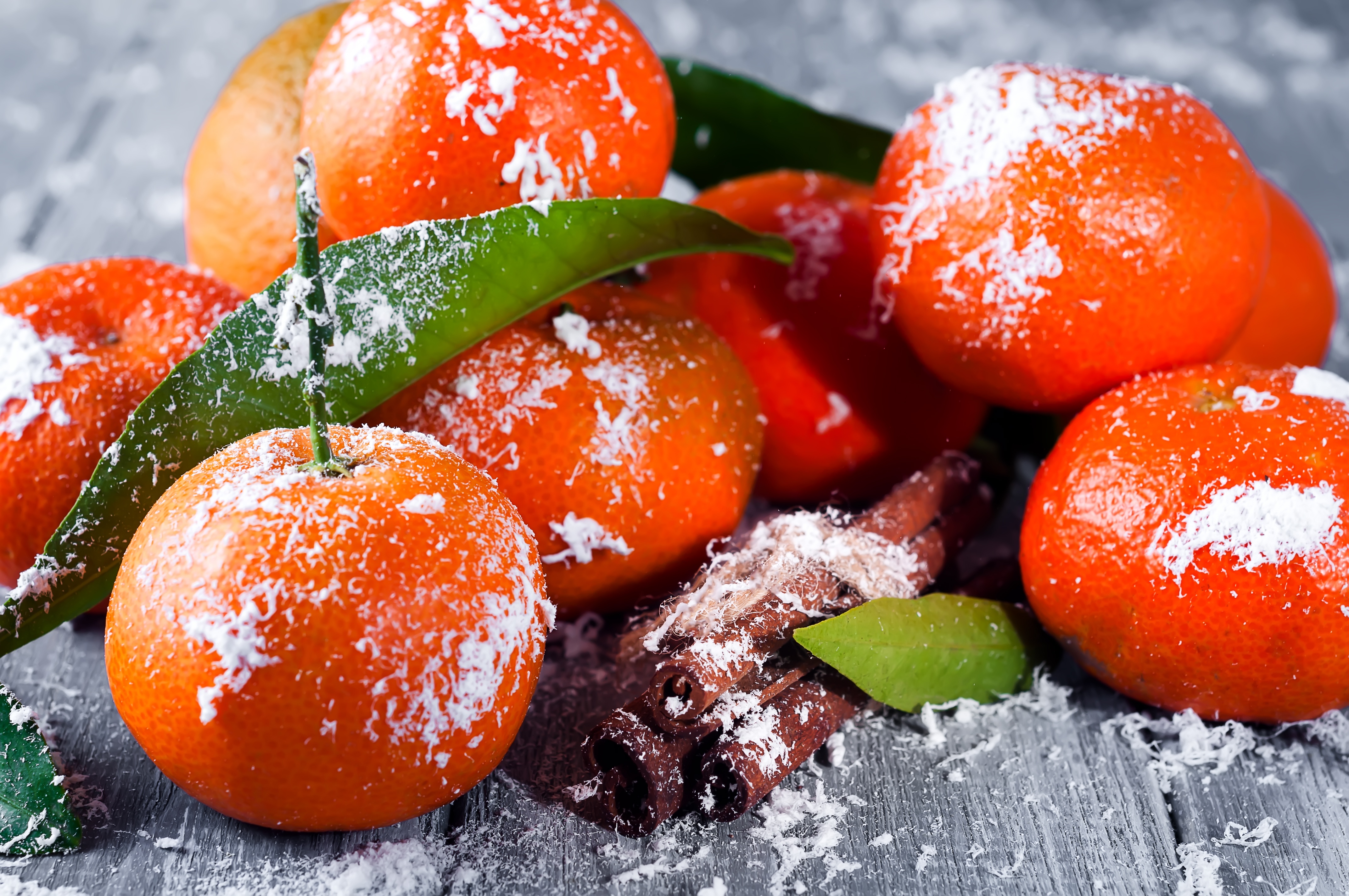 Праздничные мандарины. Новогодний мандарин.. Мандарины новый год. Мандарины на снегу. Апельсины на снегу.