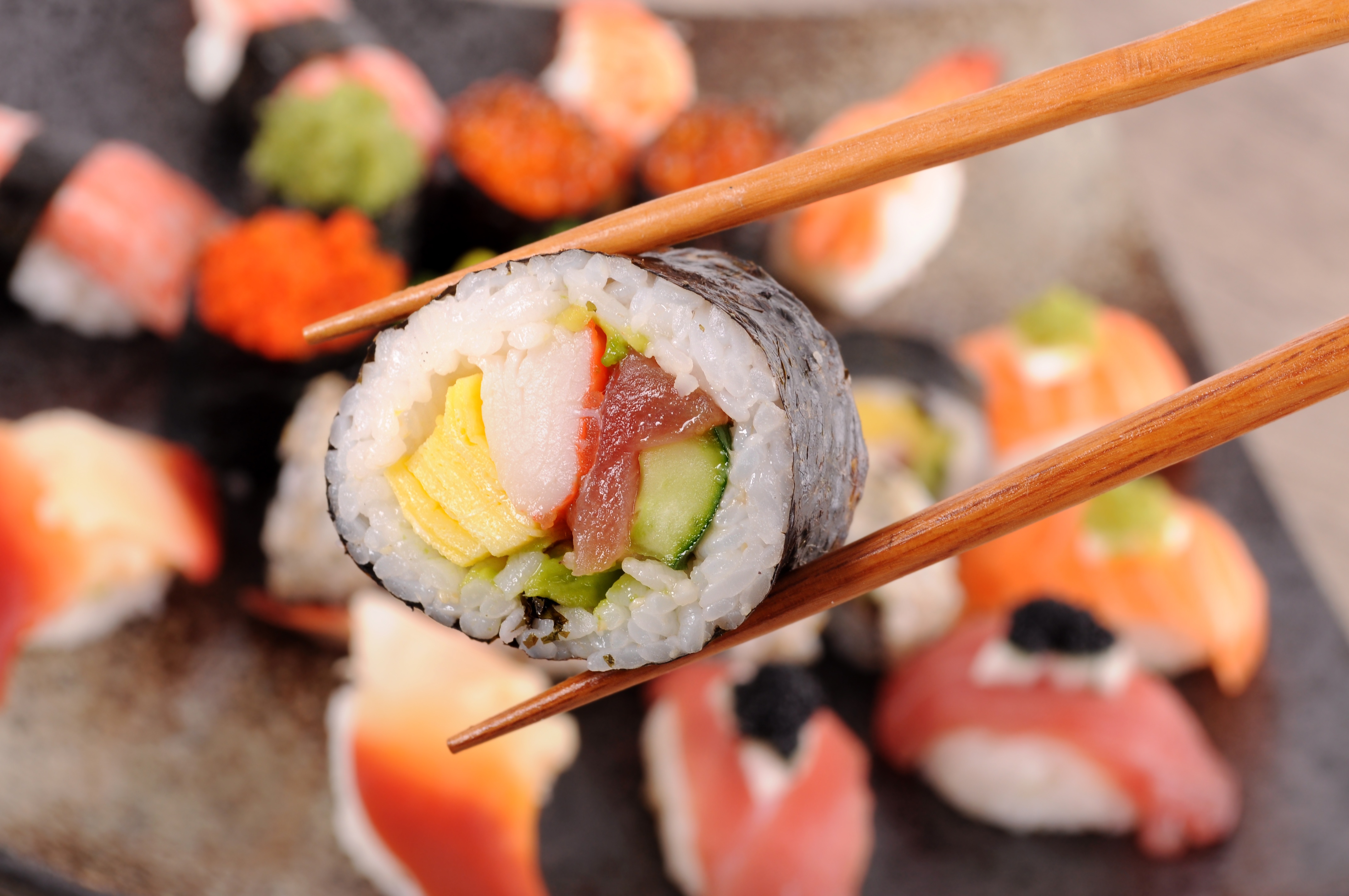 Лучшая японская кухня. Суши и роллы. Роллы фото красивые. Японская еда суши. Роллы японское блюдо.