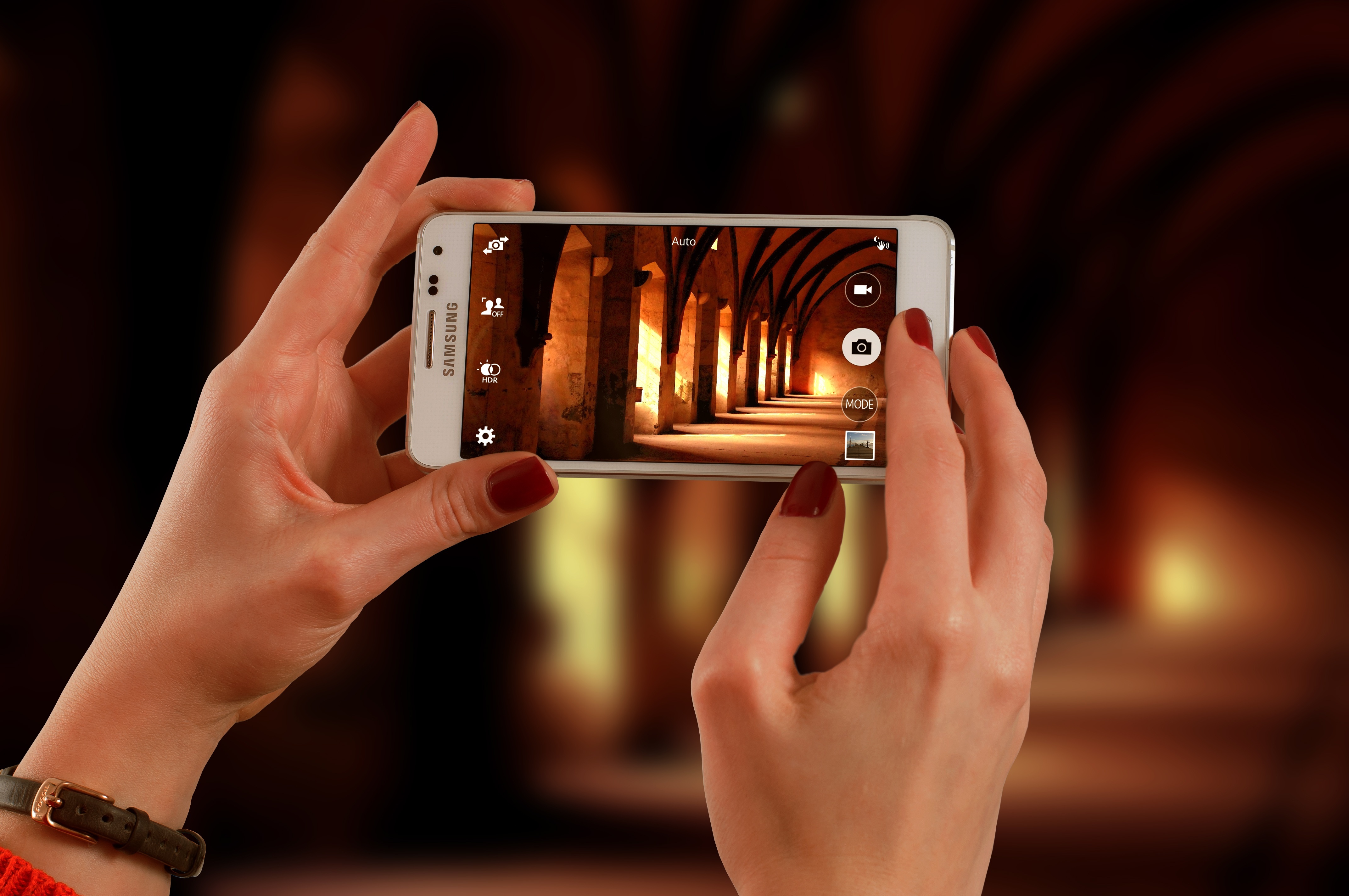 Phone. Samsung m52 5g. Фотографирует на смартфон. Смартфон в руке. Смартфон на ладони.