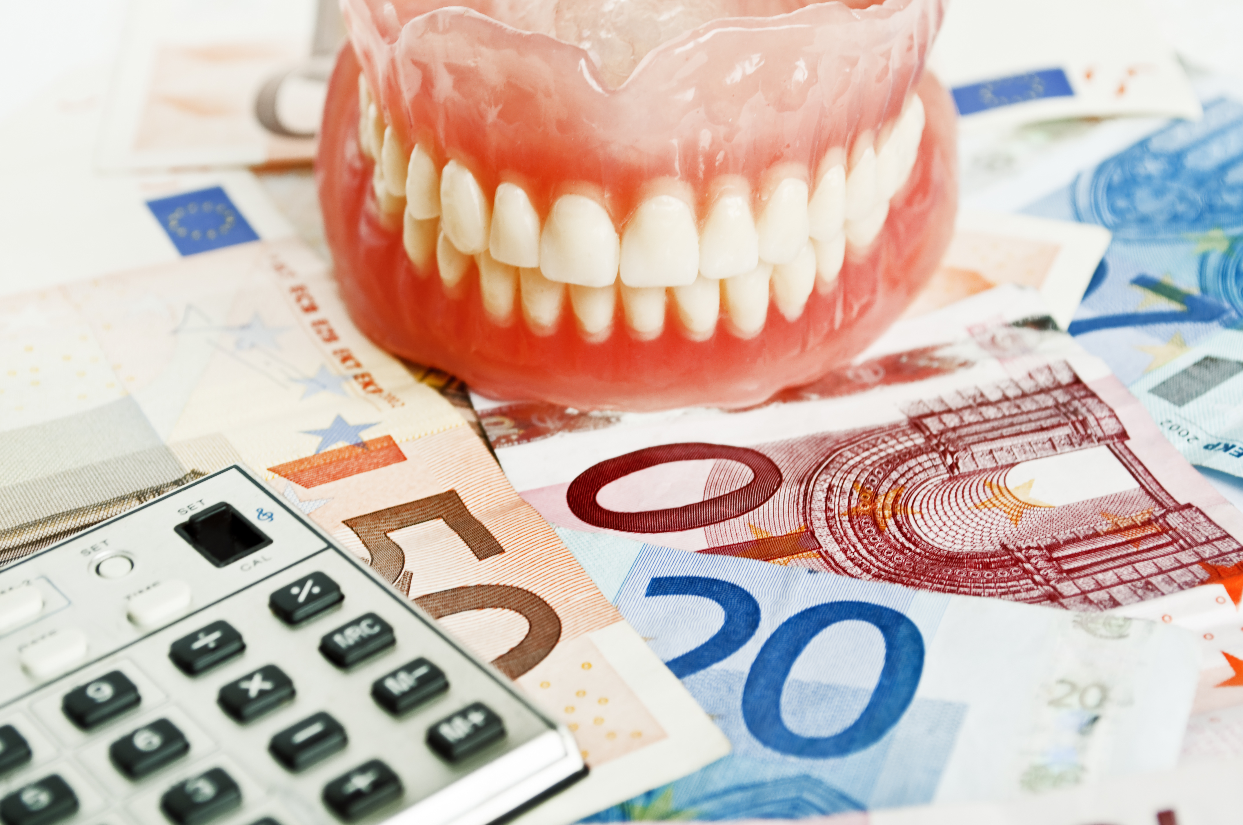 Возмещение за зубы. Стоматология и деньги. Деньги в зубах. Экономика в стоматологии. Стоматолог и деньги.