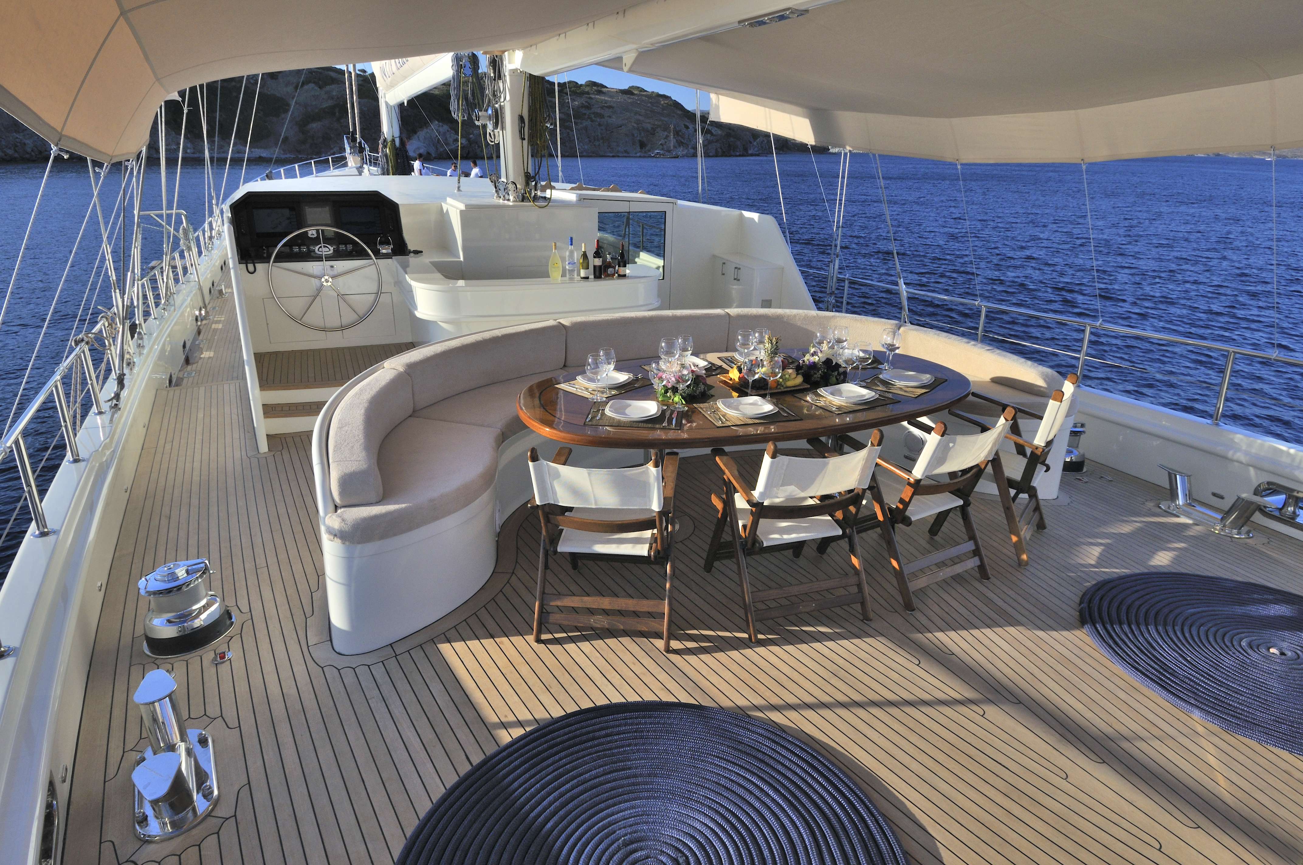 Палуба 12. Яхта 4 палубная. Яхта Luxury Yacht. Палуба парусной яхты. Средиземноморский кокпит на яхте.