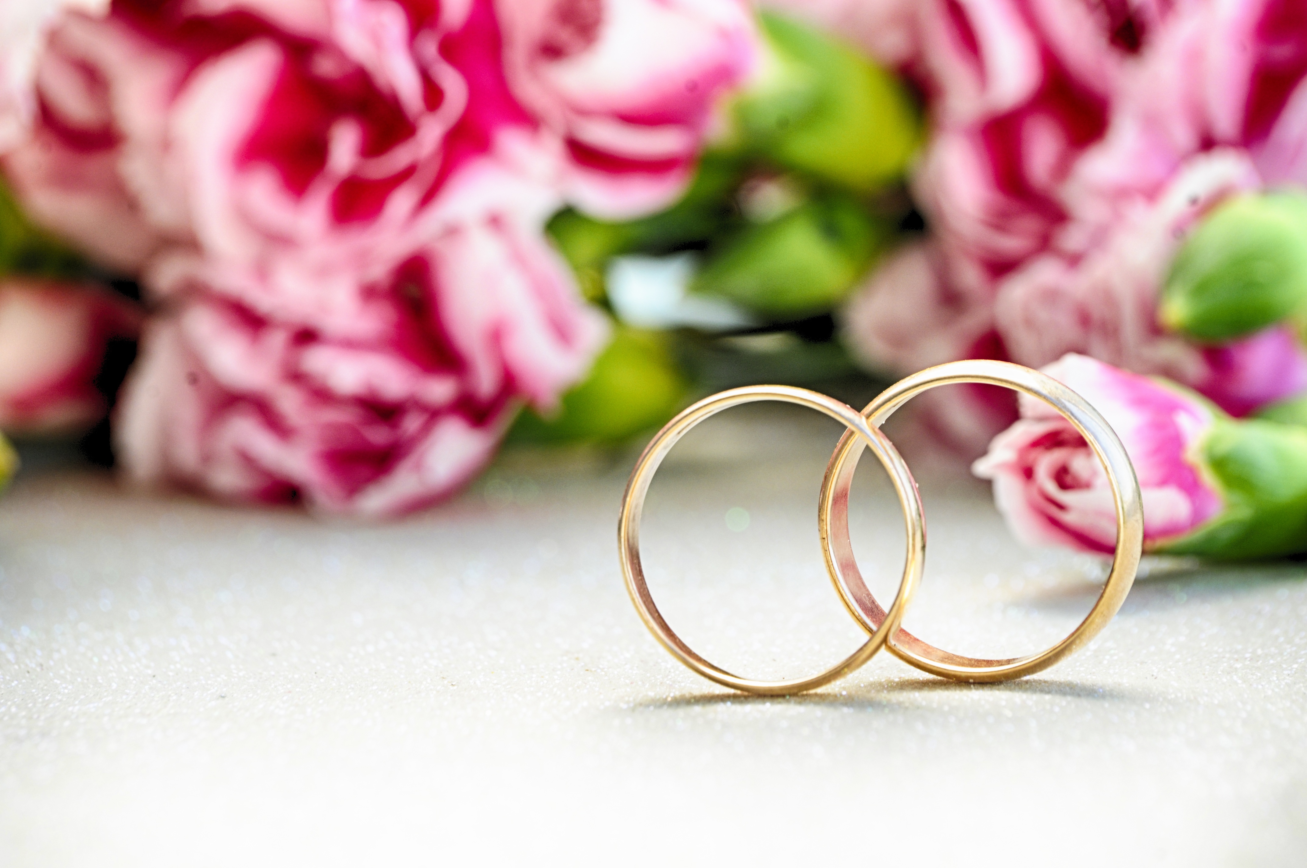 Фото кольца и цветов. ЗАГС Усть-Цильма. Красивые Свадебные кольца. Кольца на свадьбу. Свадебные кольца в цветах.