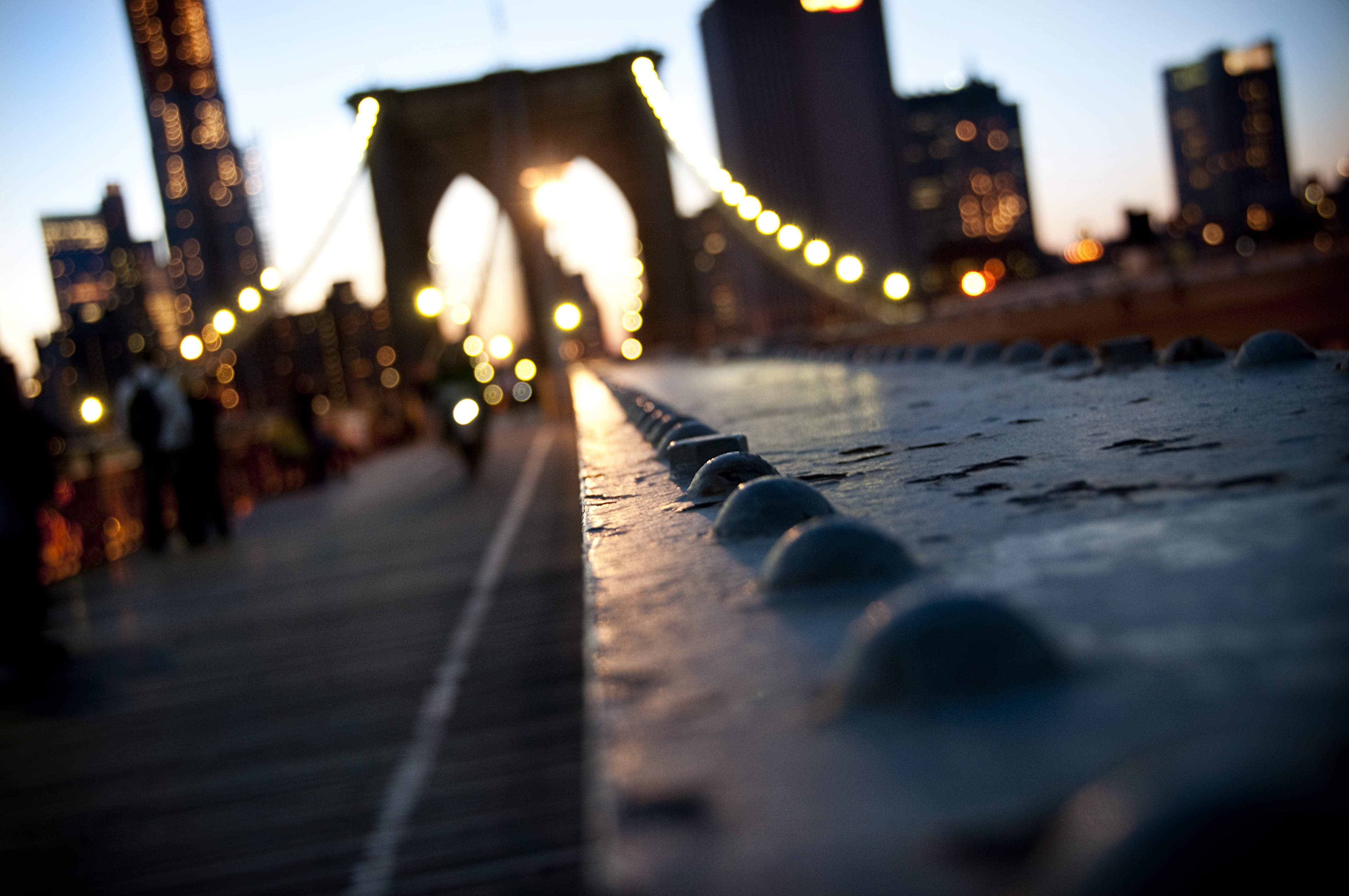 Размыт мост. Бруклинский мост Нью-Йорк. Нью Йорк боке. Бруклинский мост Нью-Йорк закат. Город мост ночь.