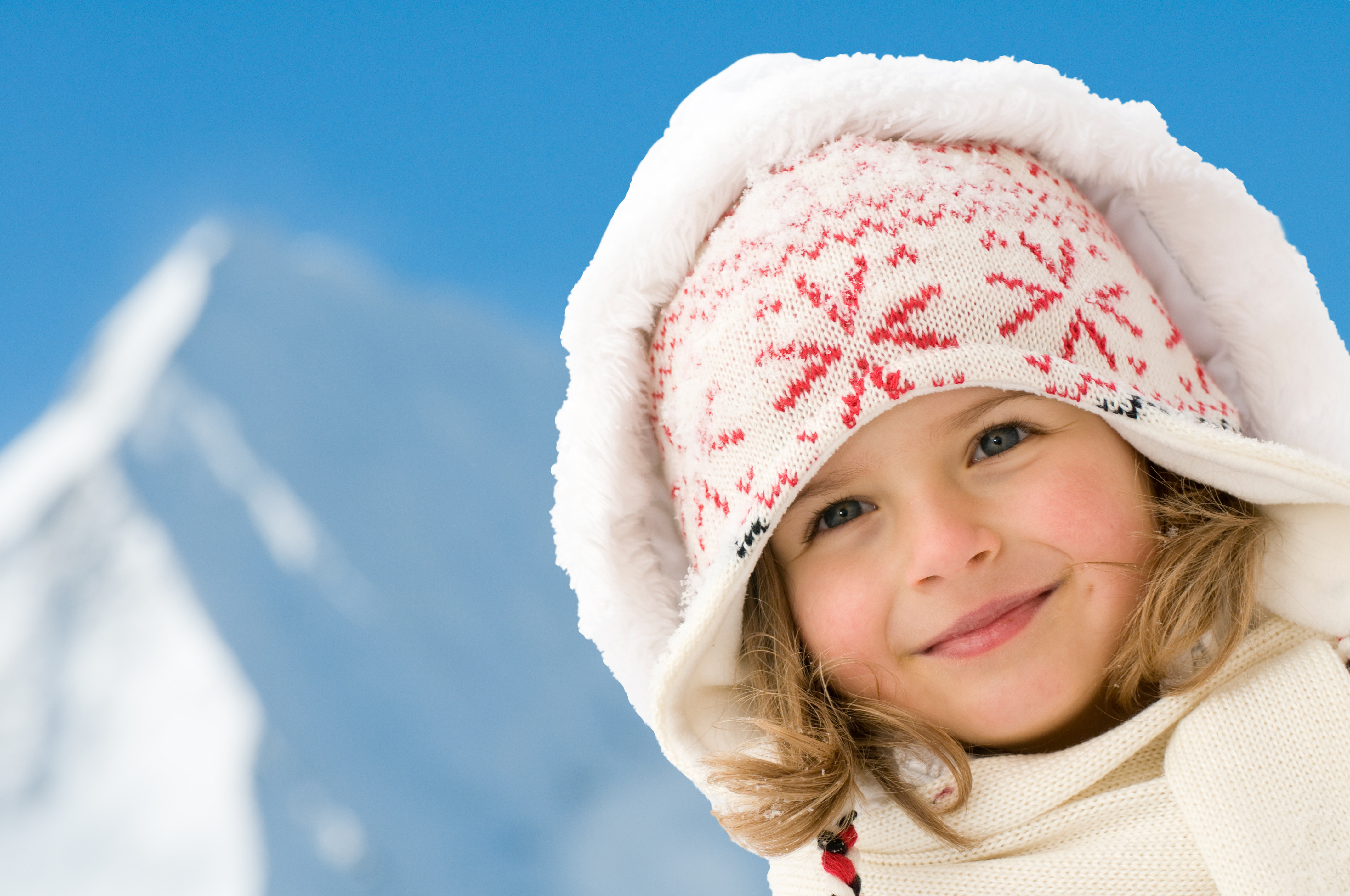 Маленькой девочке холодно. Счастливые дети зима. Девочка зимой. Зима для детей. Маленькие дети зимой.