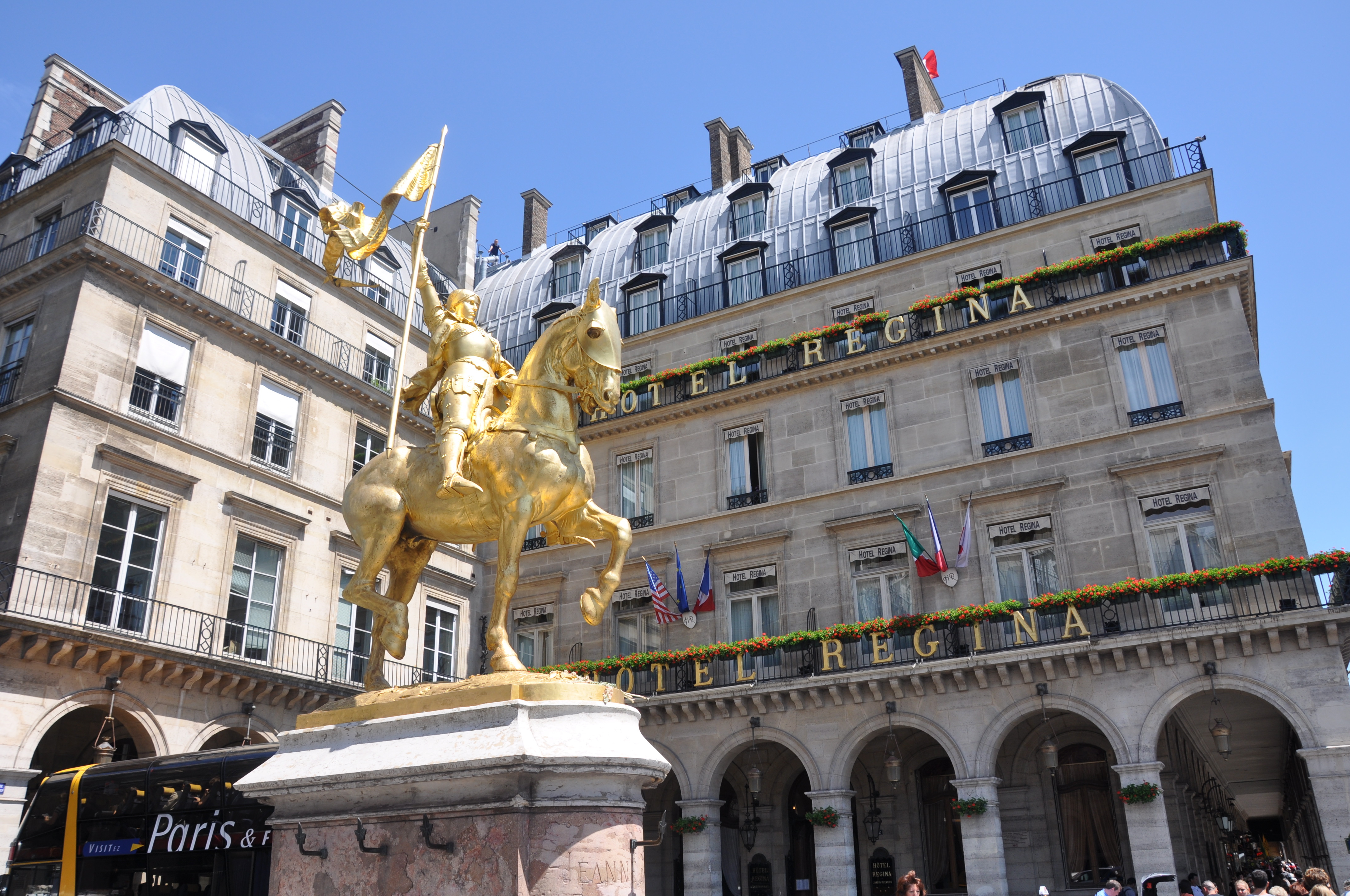 Golden paris. Памятник Жанне дарк. Памятники Жанне дарк во Франции. Париж золото.