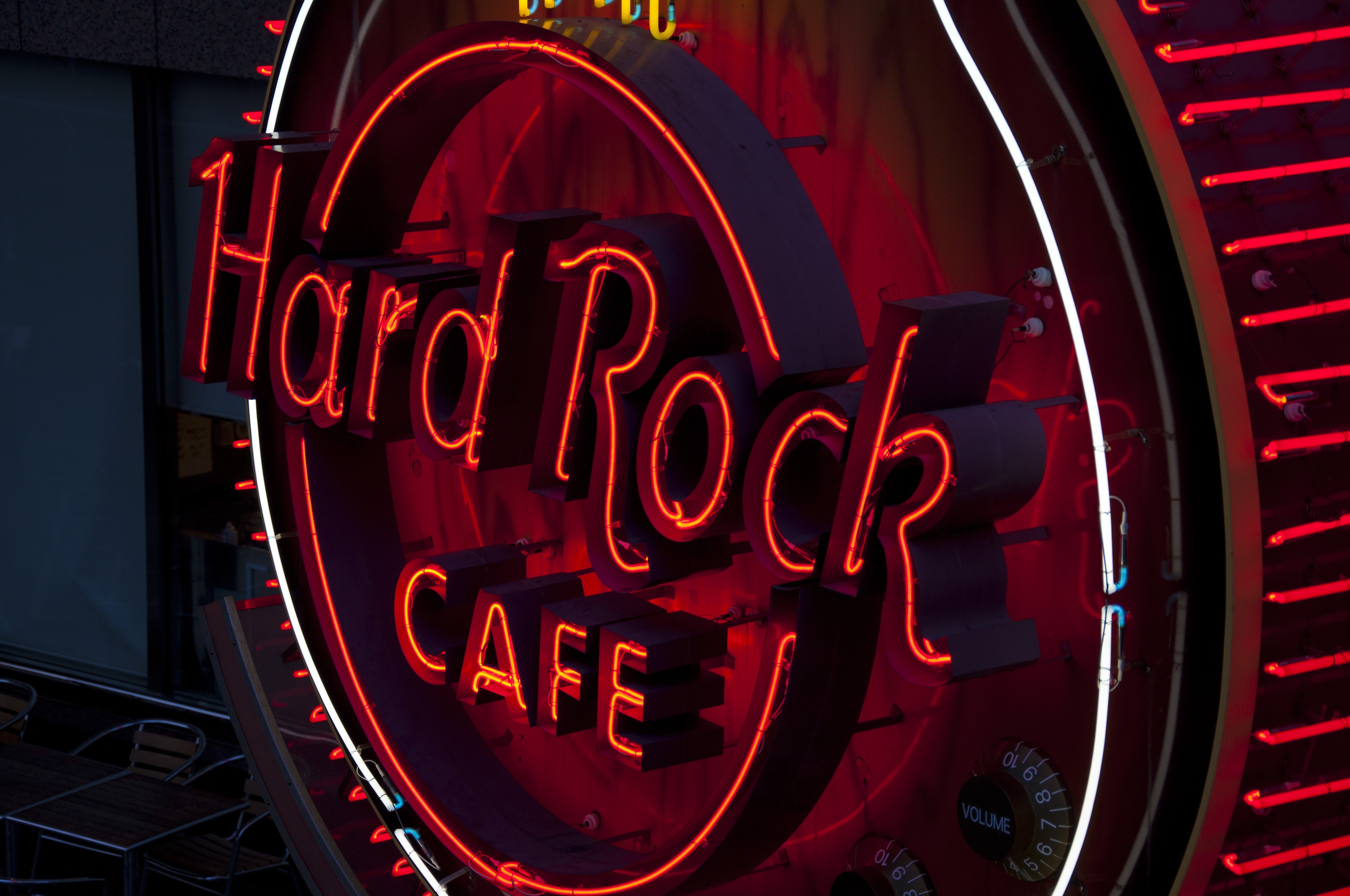 Хард рок сборник. Хард рок. Хард рок бар. Хард-рок кафе Париж. Неоновые вывески hard Rock.