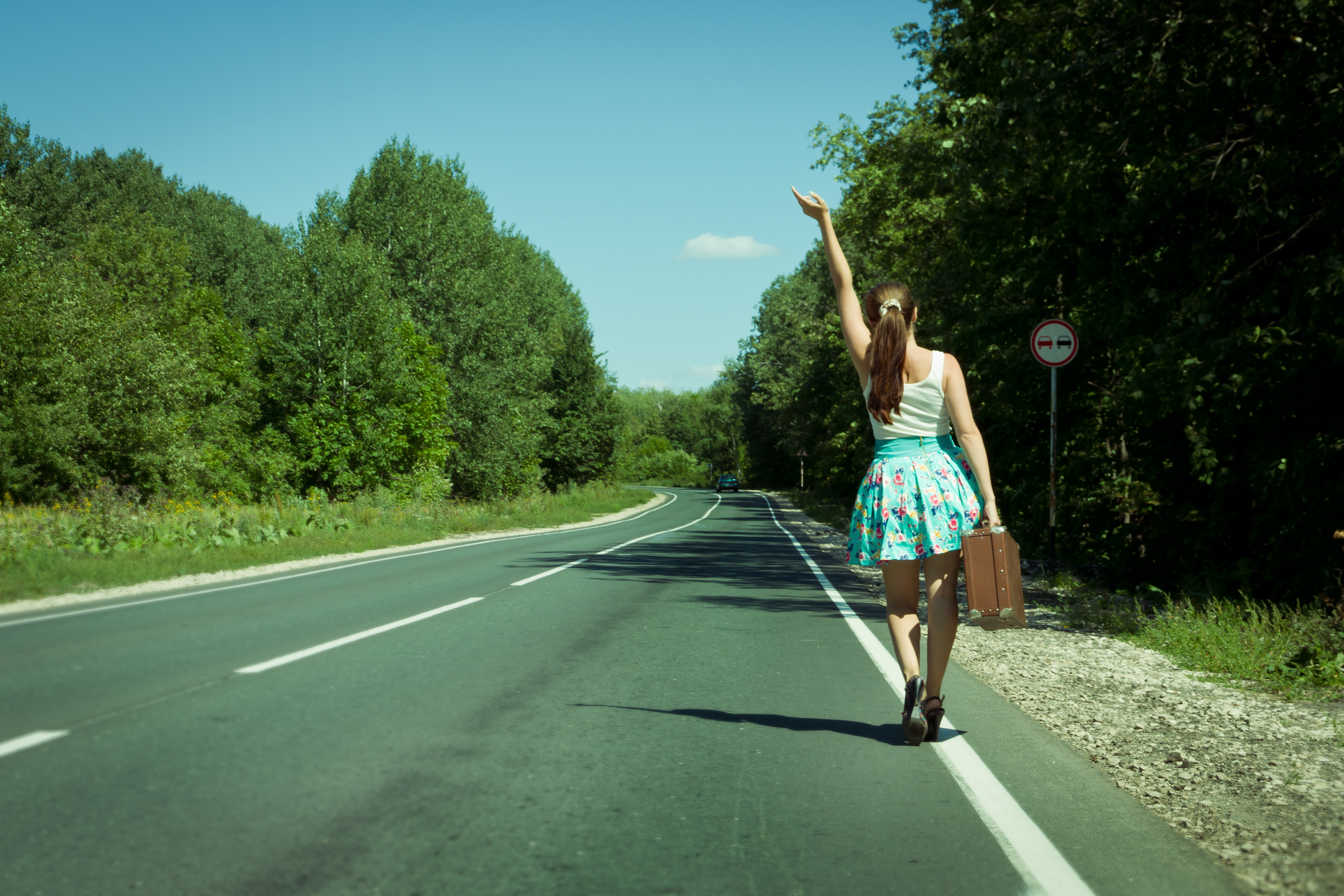 Почему стоим на дороге. Девушка на дороге. Женщина голосует на дороге. Фотосессия на дороге. Девушка автостопом.