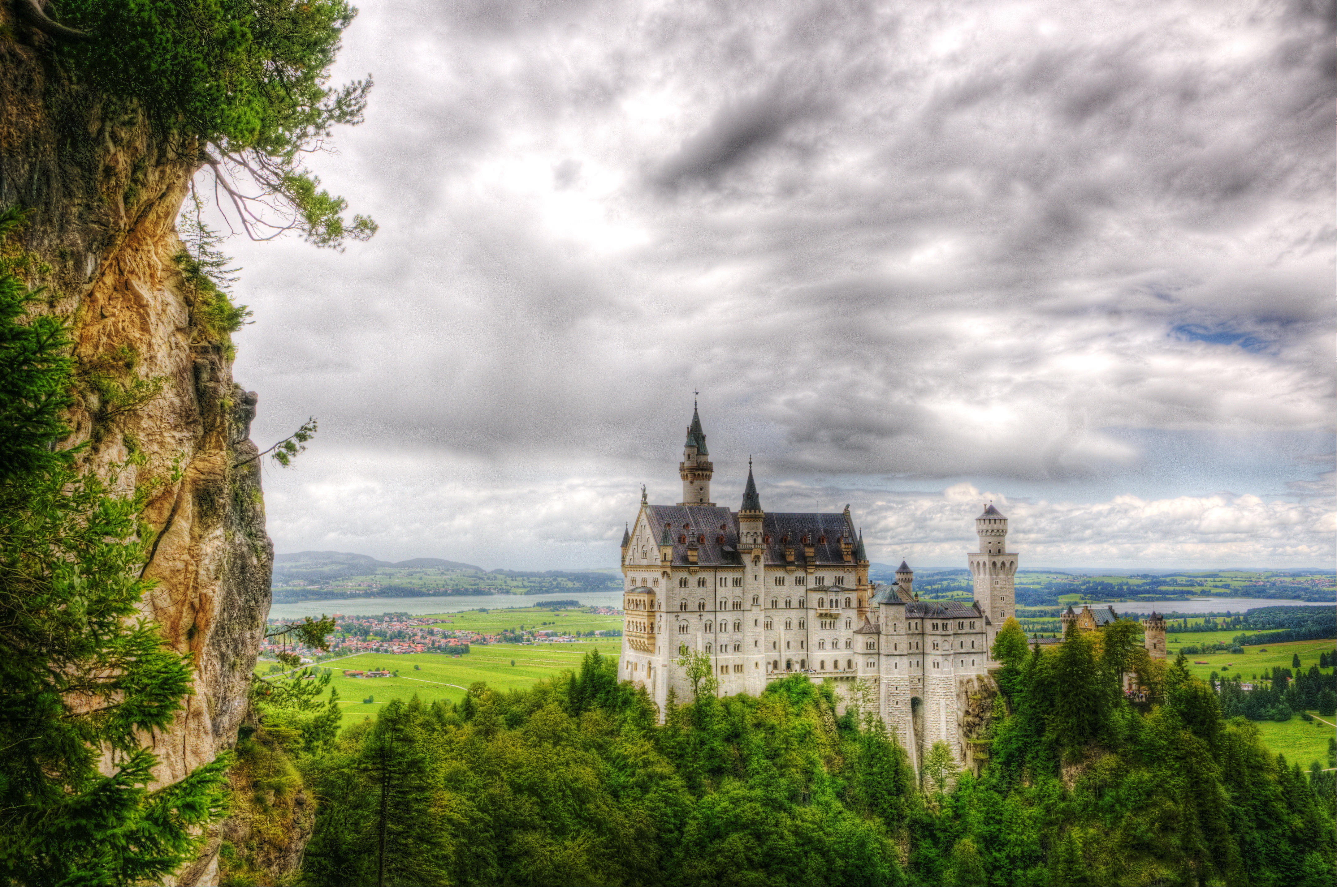 Обои на стол замки. Замок Нойшванштайн Бавария Германия. Замок Нойшванштайн Германия 1920 1080. Фалькенштайн (замок, Бавария). Замки на горах Нойшванштайн.