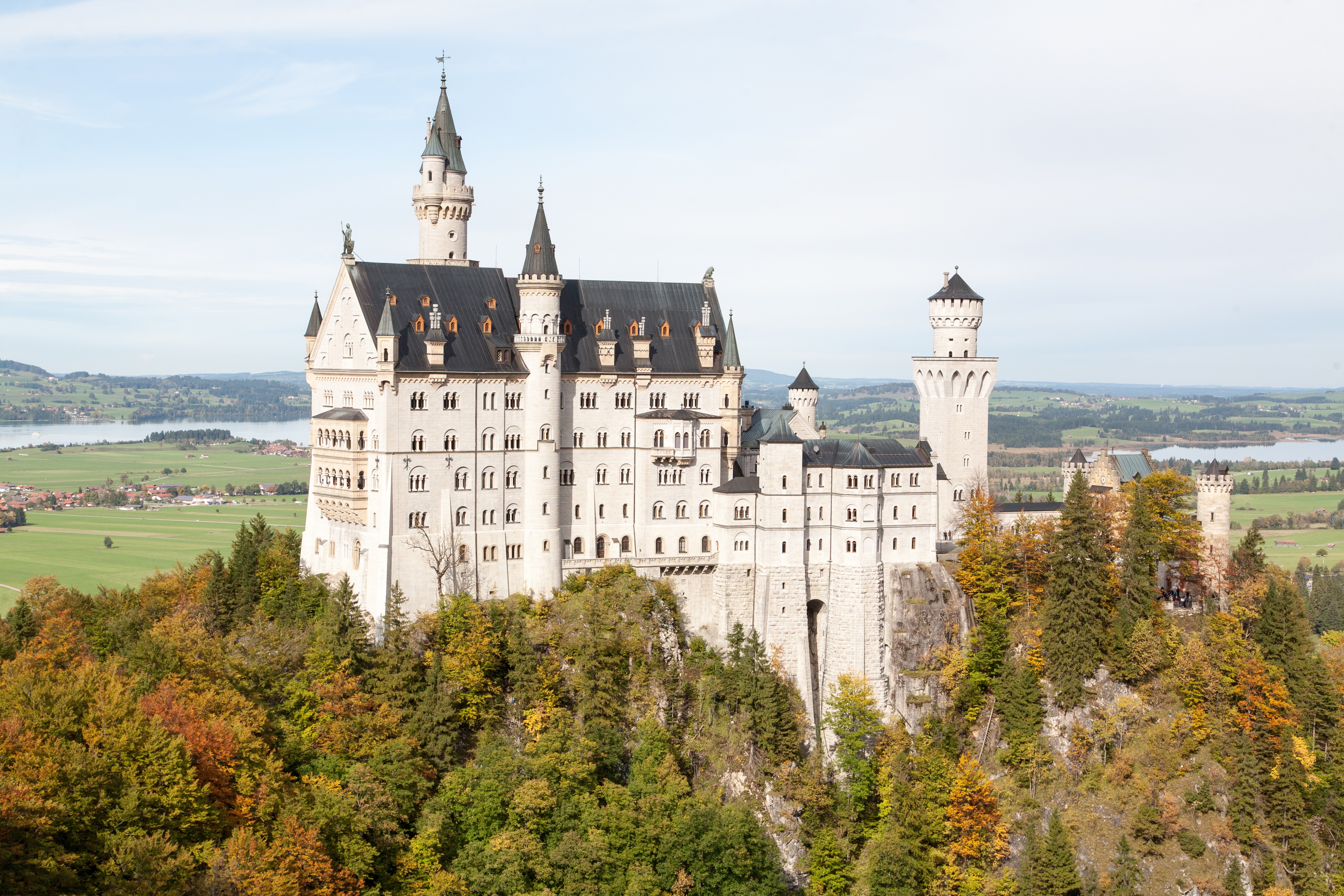 Neuschwanstein castle. Лебединый замок Нойшванштайн. Мюнхен и замки Нойшванштайн Германия Бавария. Нойшванштайн Дисней. Нойшванштайн зимой.