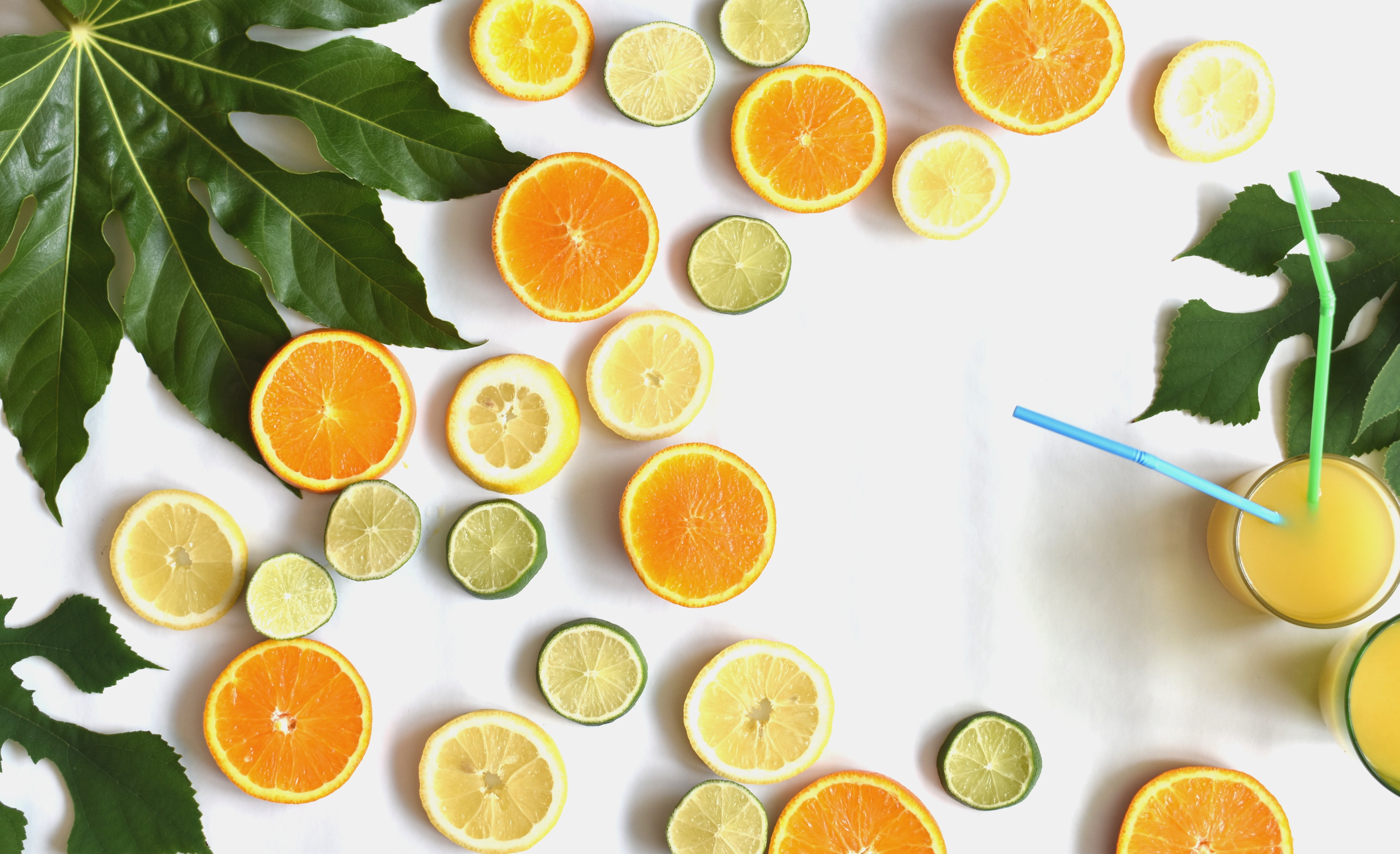 Витамин с летом можно. Цитрус фрукты. Цитрусы фон. Апельсин и лимон. Витамины в цитрусах.