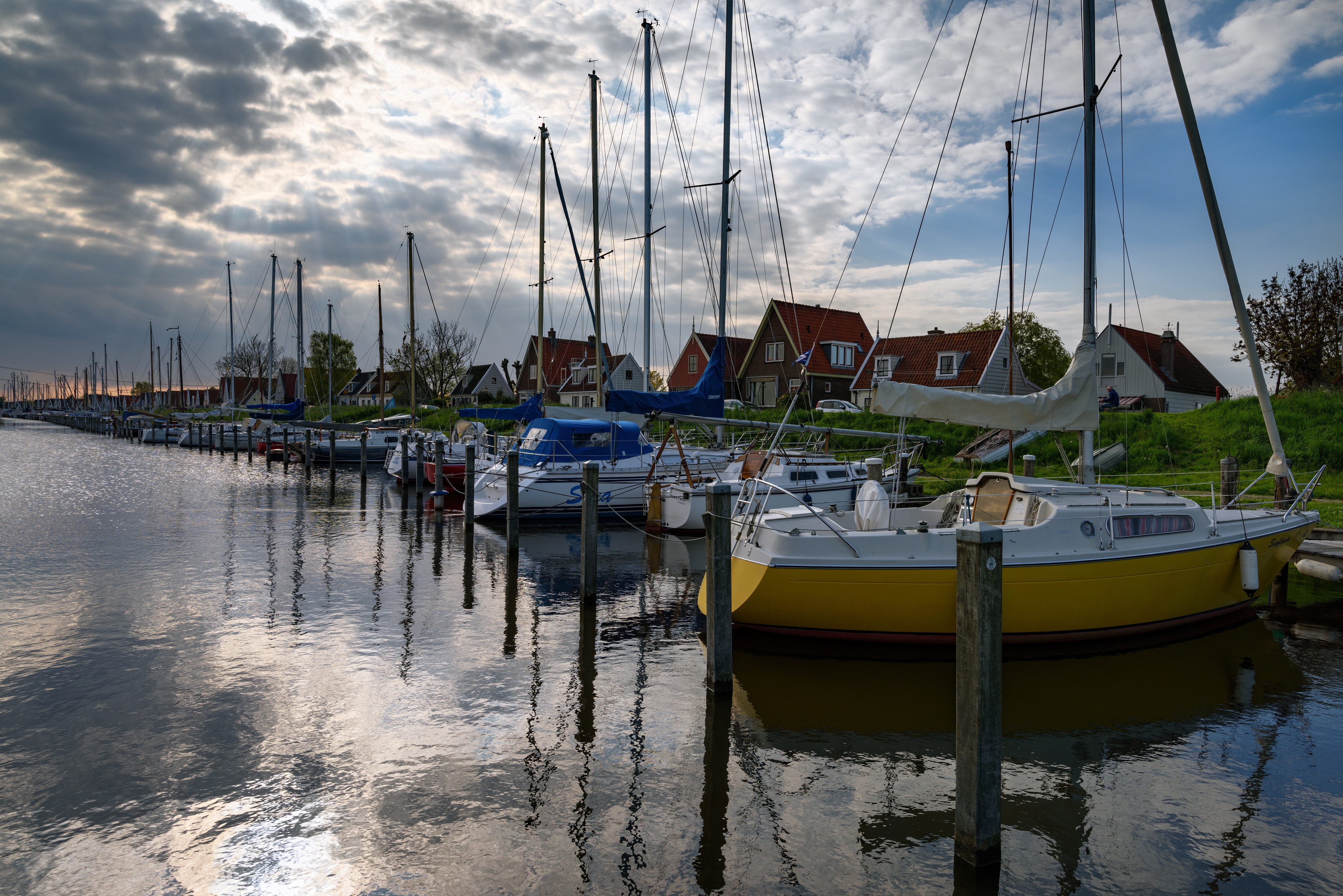 От двух причалов на реке. Парусная яхта Нидерланды. Яхта Амстердам парусная. Ладожские шхеры на яхте.