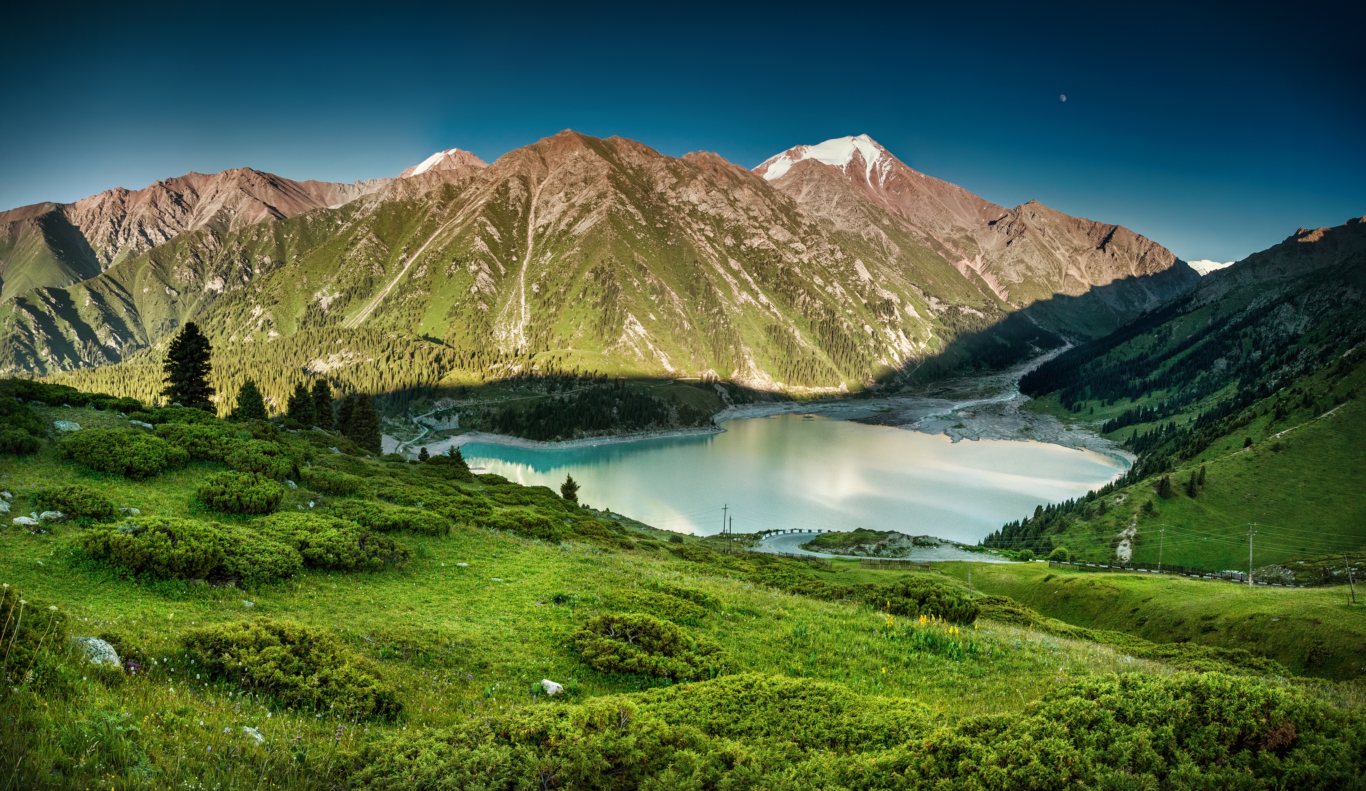 Самое красивое казахское. Озера Кунгей-Алатау. Казахстан природа горы. Kazakhstan nature большое Алматинское озеро. Горы Алатау в Казахстане.