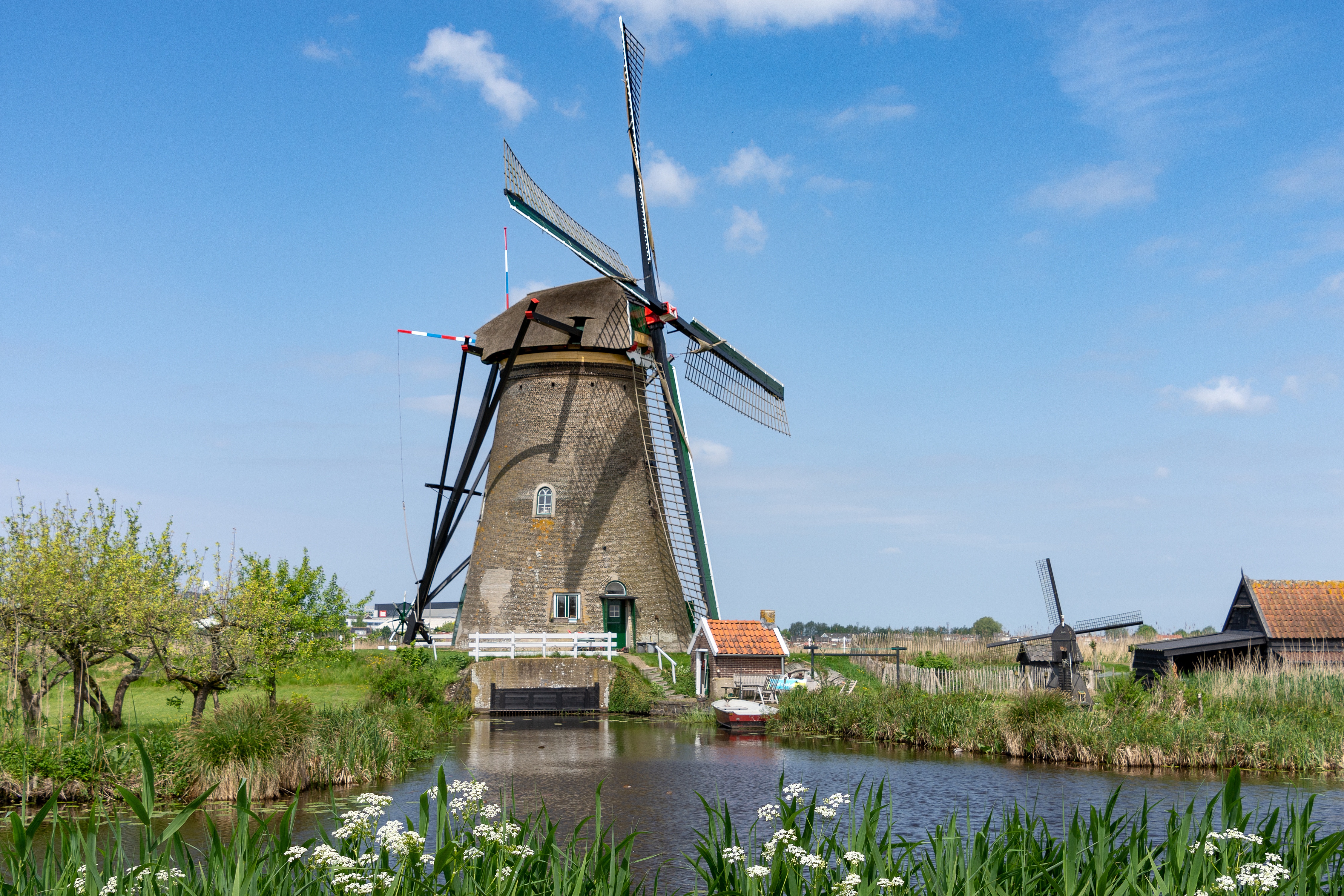 Старший мельницы. Нидерланды мельницы. Ветряные мельницы в Голландии. Оренбург ветряная мельница. Старая ветряная мельница жернова.