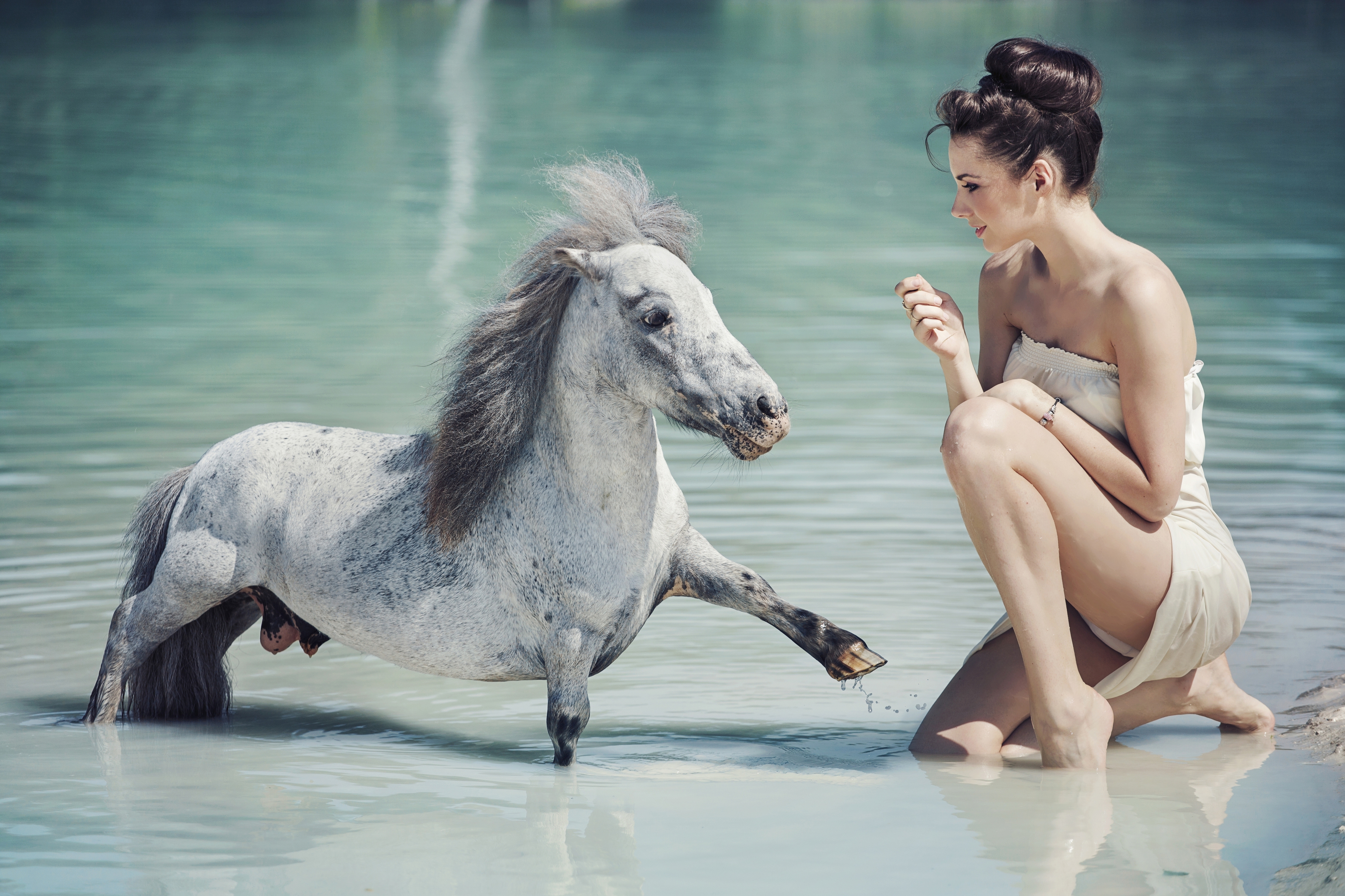 Лежа на коне. Фотосессия с лошадьми. Девушка с лошадью. Девушка на коне.