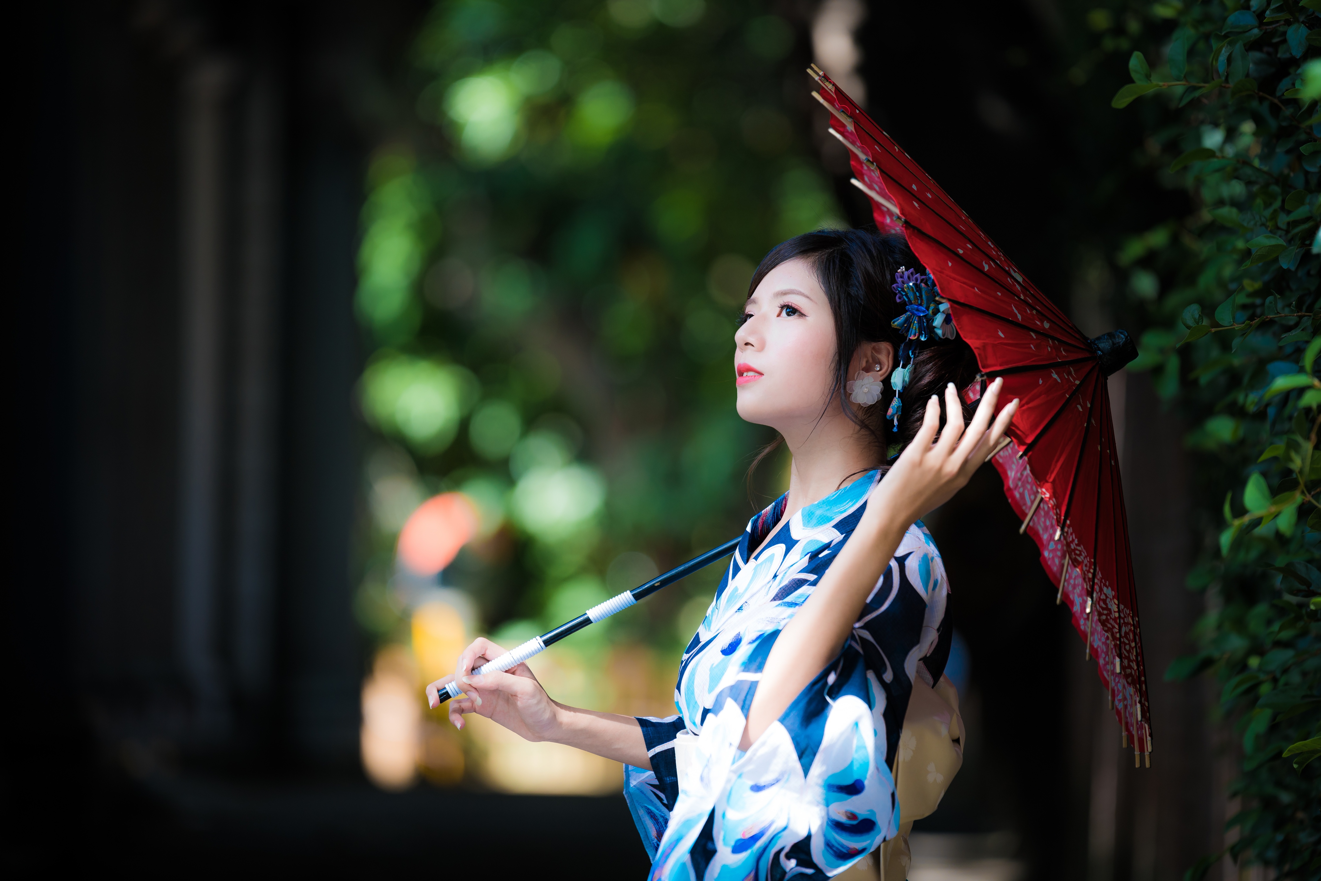 Видео красивой японской девушки. Японка в кимоно. Девушка в кимоно. Японка с зонтом. Китаянка с зонтиком.