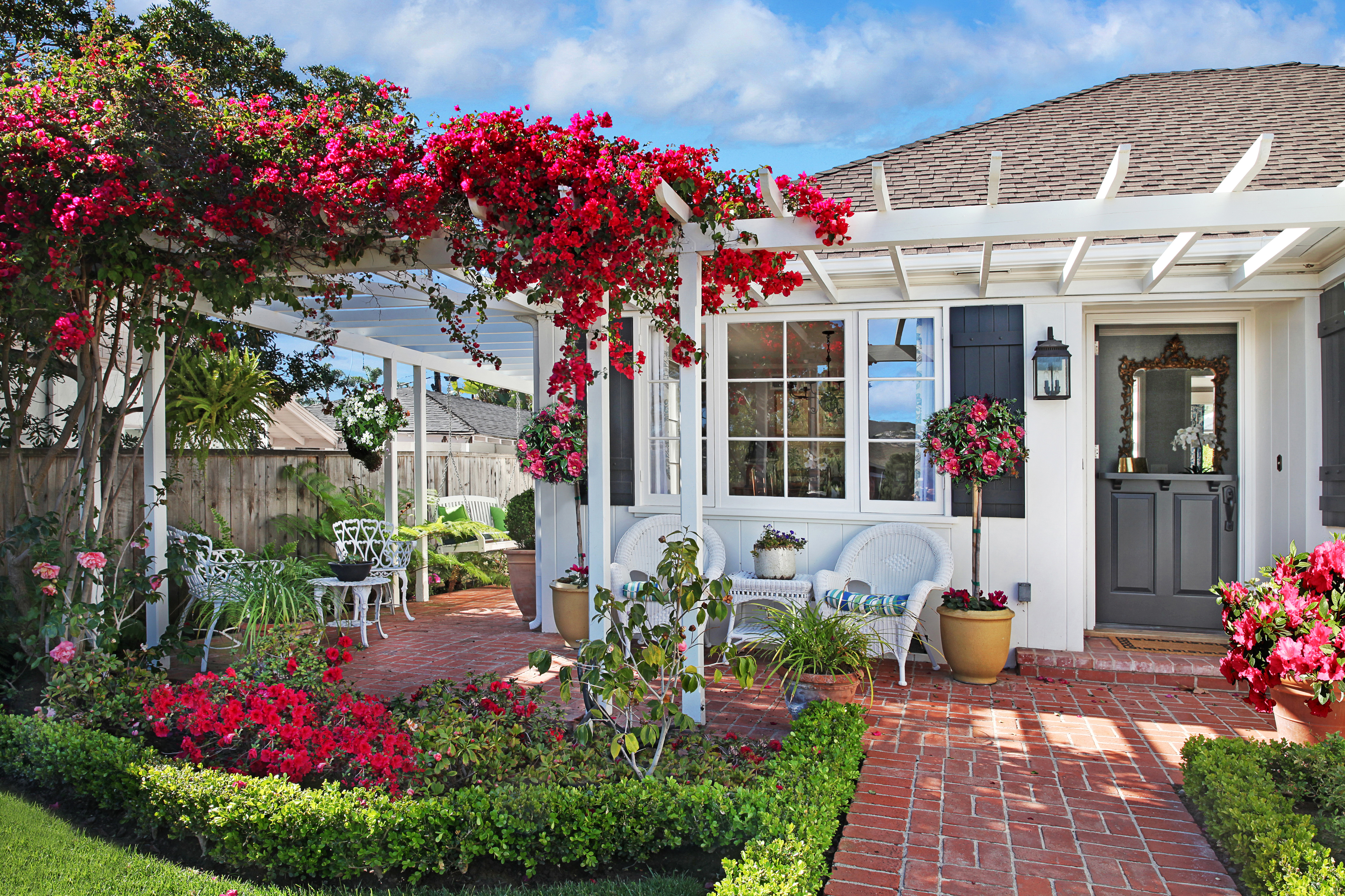 Дом в цветущем саду. Розарий перед террасой. Плетистые розы перед крыльцом. Гарден Хаус ландшафт.