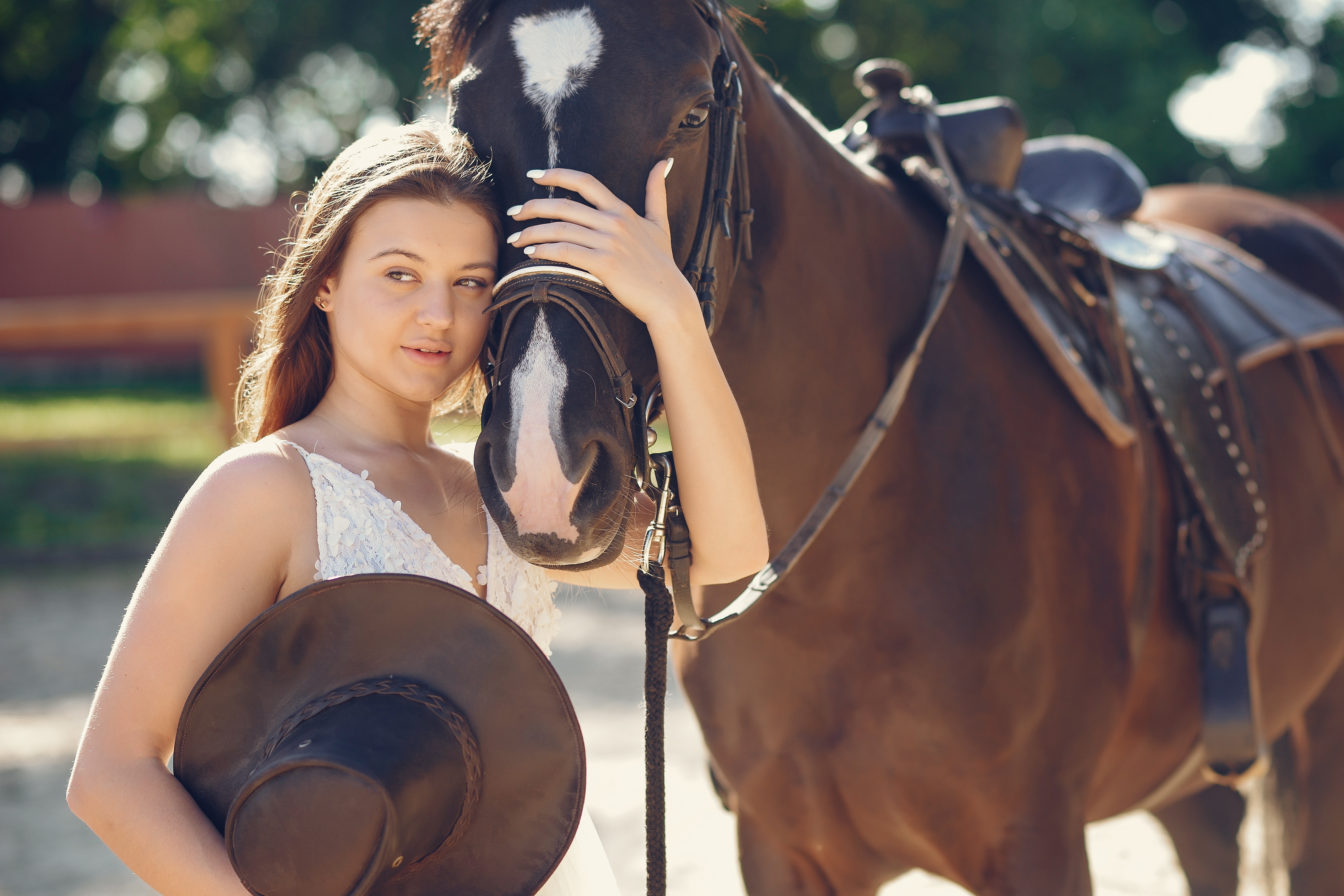 Девушка лошадь клип. Фотосессия с лошадьми. Девушка с лошадью. Девочка на лошади. Портрет на коне.