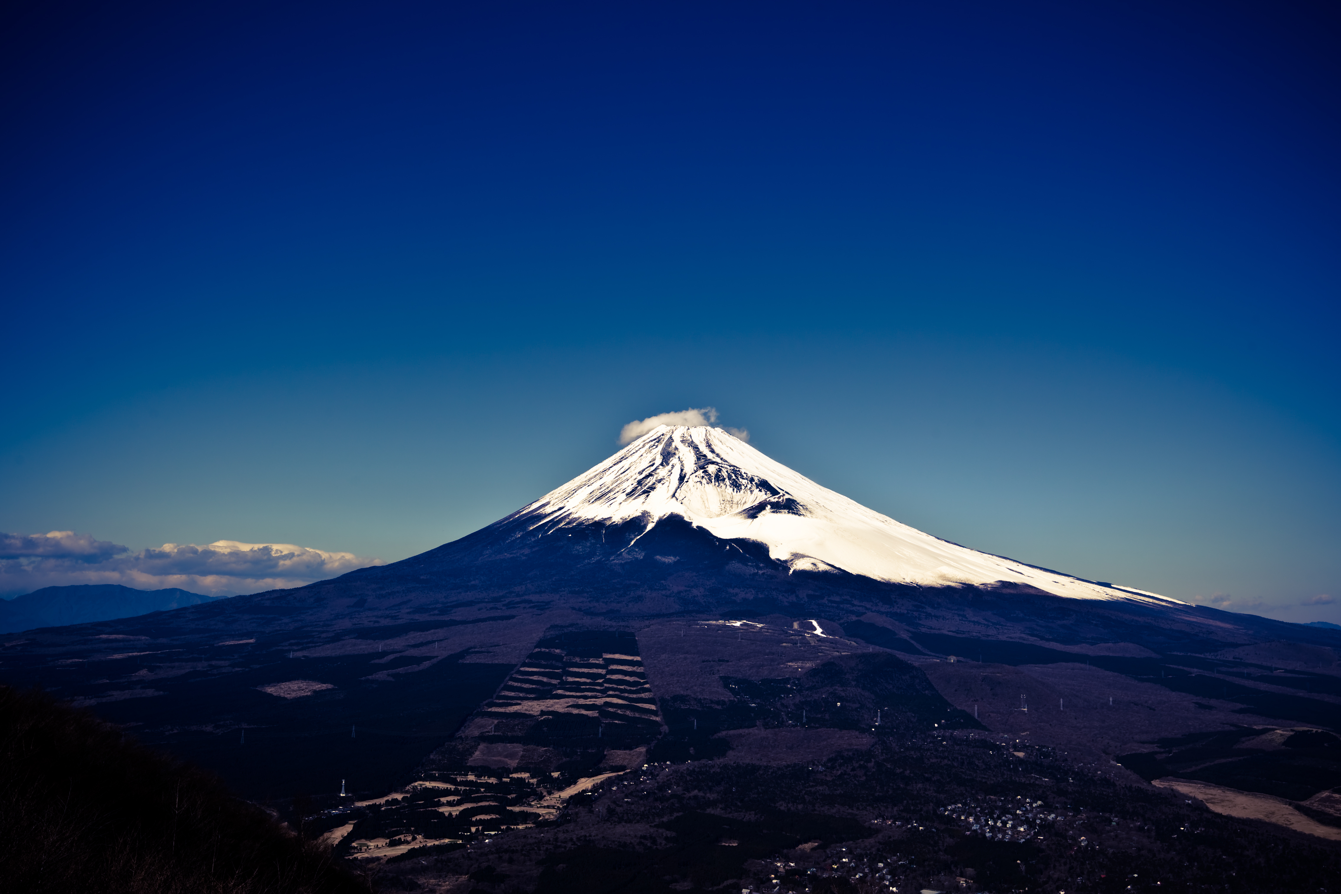 Volcanoes mountains. Гора-вулкан Фудзияма. Гора Фудзи, остров Хонсю, Япония. Вулкан Фудзияма в Японии. Гора Фудзи это вулкан.