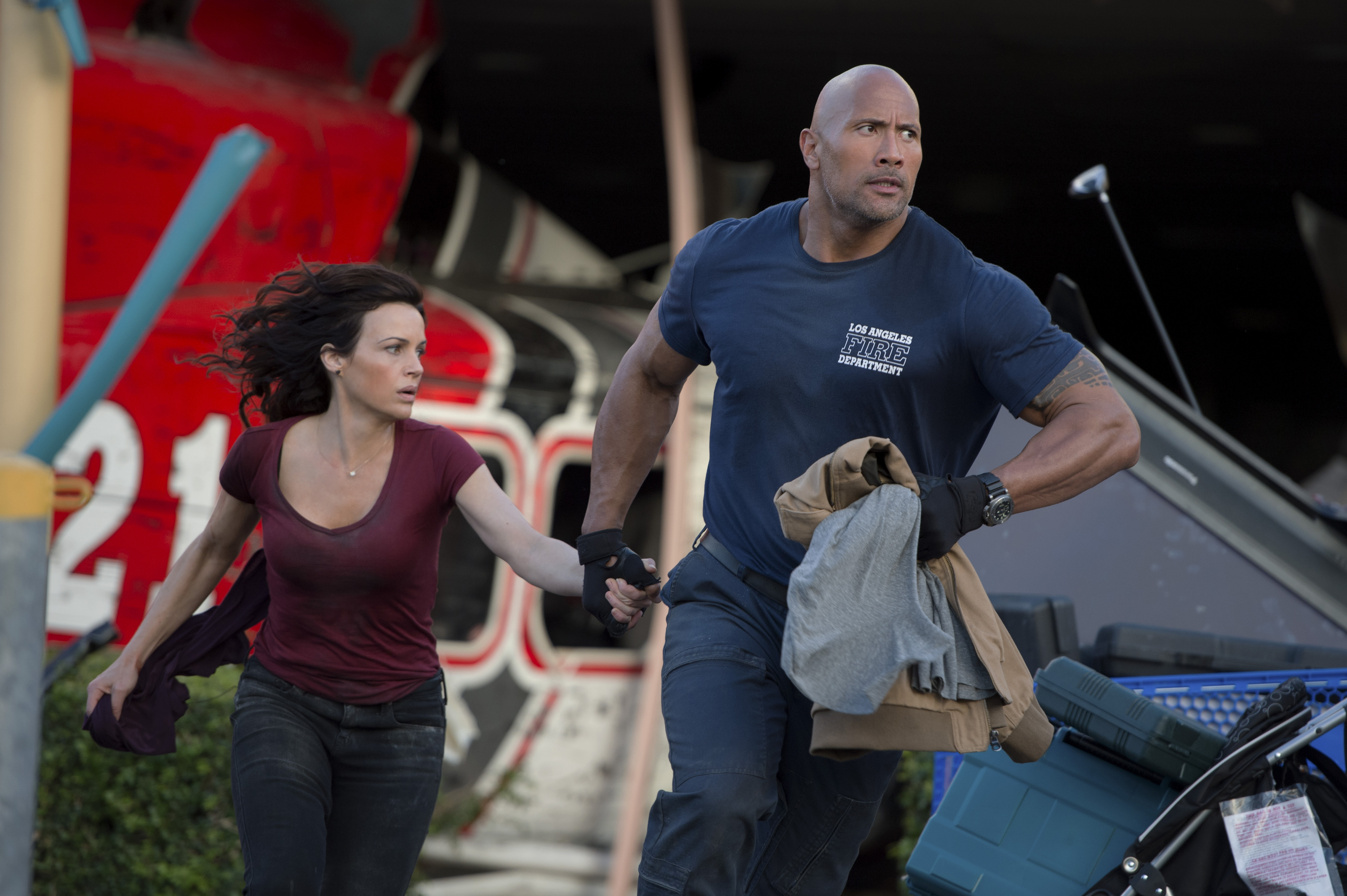 Обои ситуация, кадр, Дуэйн Джонсон, Dwayne Johnson, San Andreas, Карла  Гуджино, Carla Gugino, Разлом Сан-Андреас на телефон и рабочий стол, раздел  фильмы, разрешение 4555x3031 - скачать