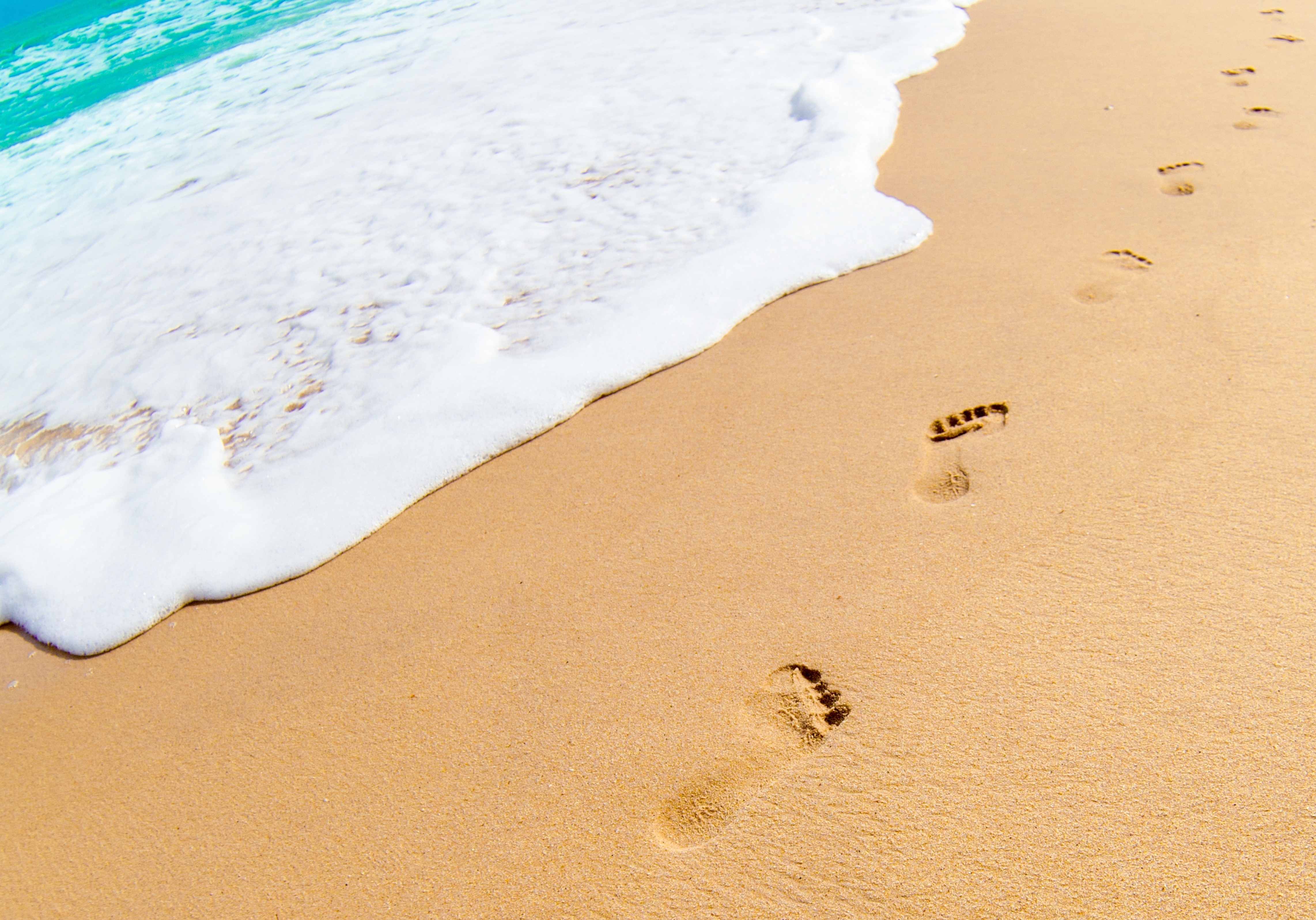 Следы в красном море. Следы на песке. Пляж песок. Песочный пляж. Море песок.