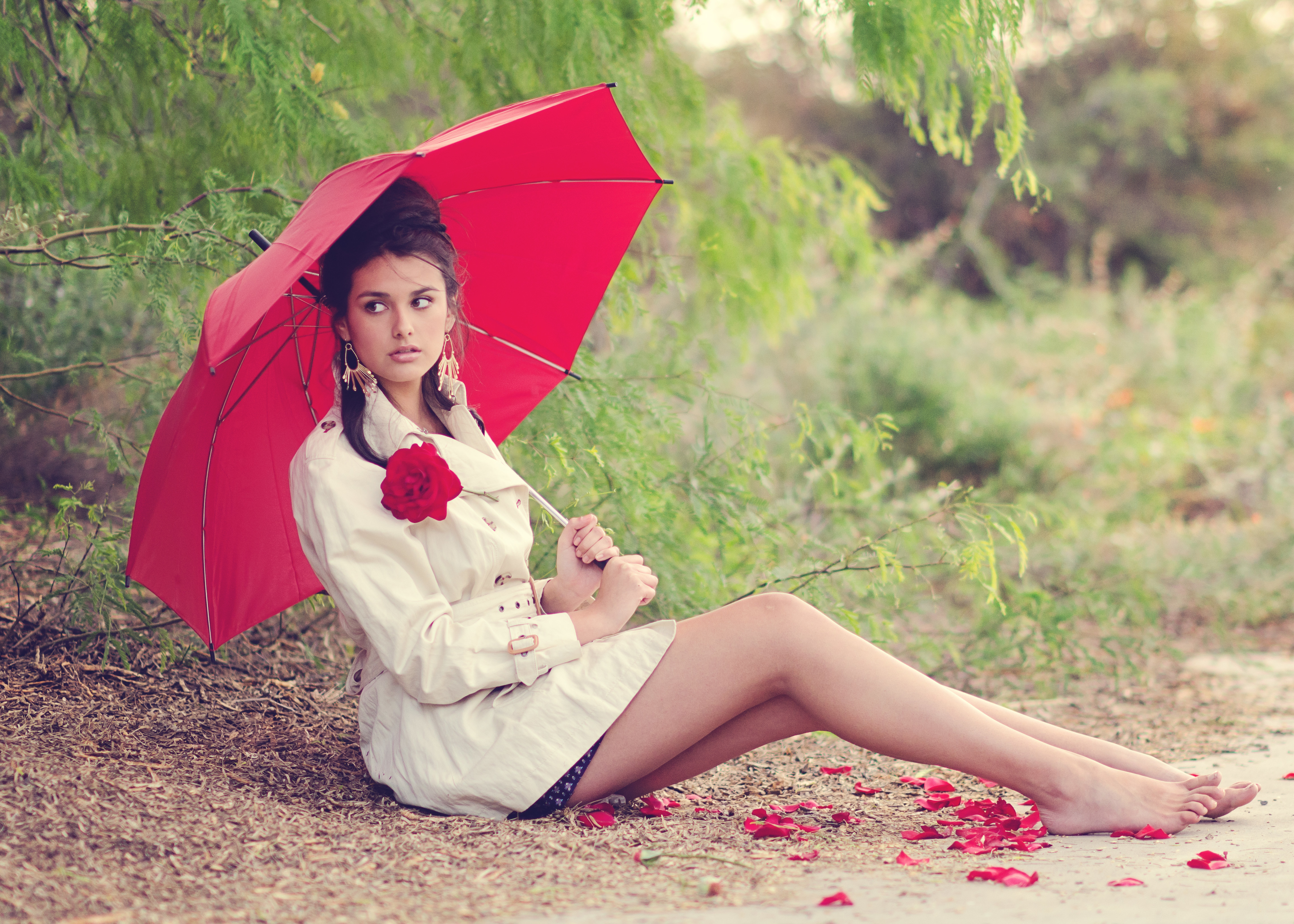 Зонтик сидит. Фотосессия на природе. Образы для фотосессии. Идеи для фотосессии. Девушка с зонтом.