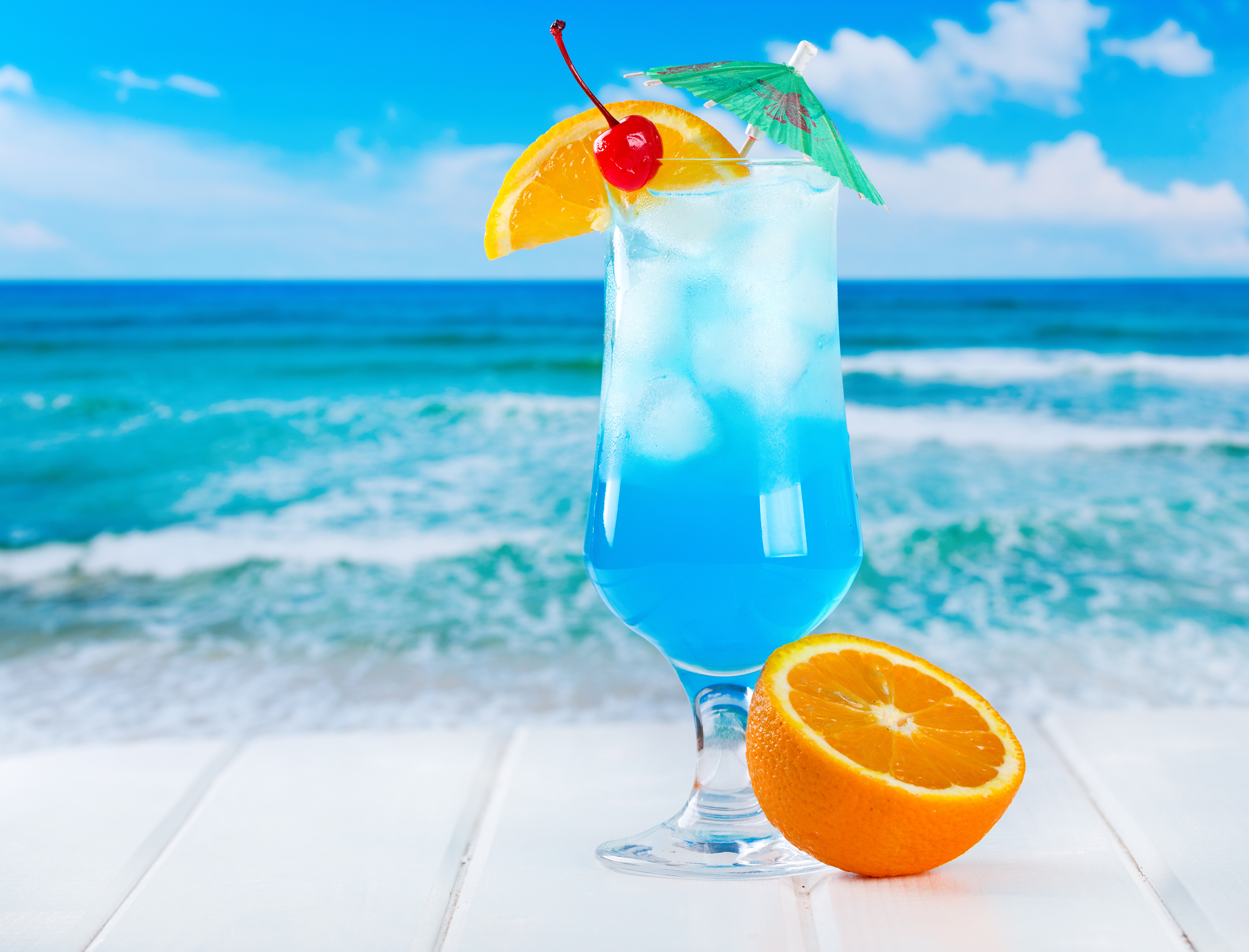 Tropical cocktail. Голубая Лагуна Blue Lagoon коктейль. Пина Колада голубая Лагуна. Коктейль на пляже. Море пляж коктейль.