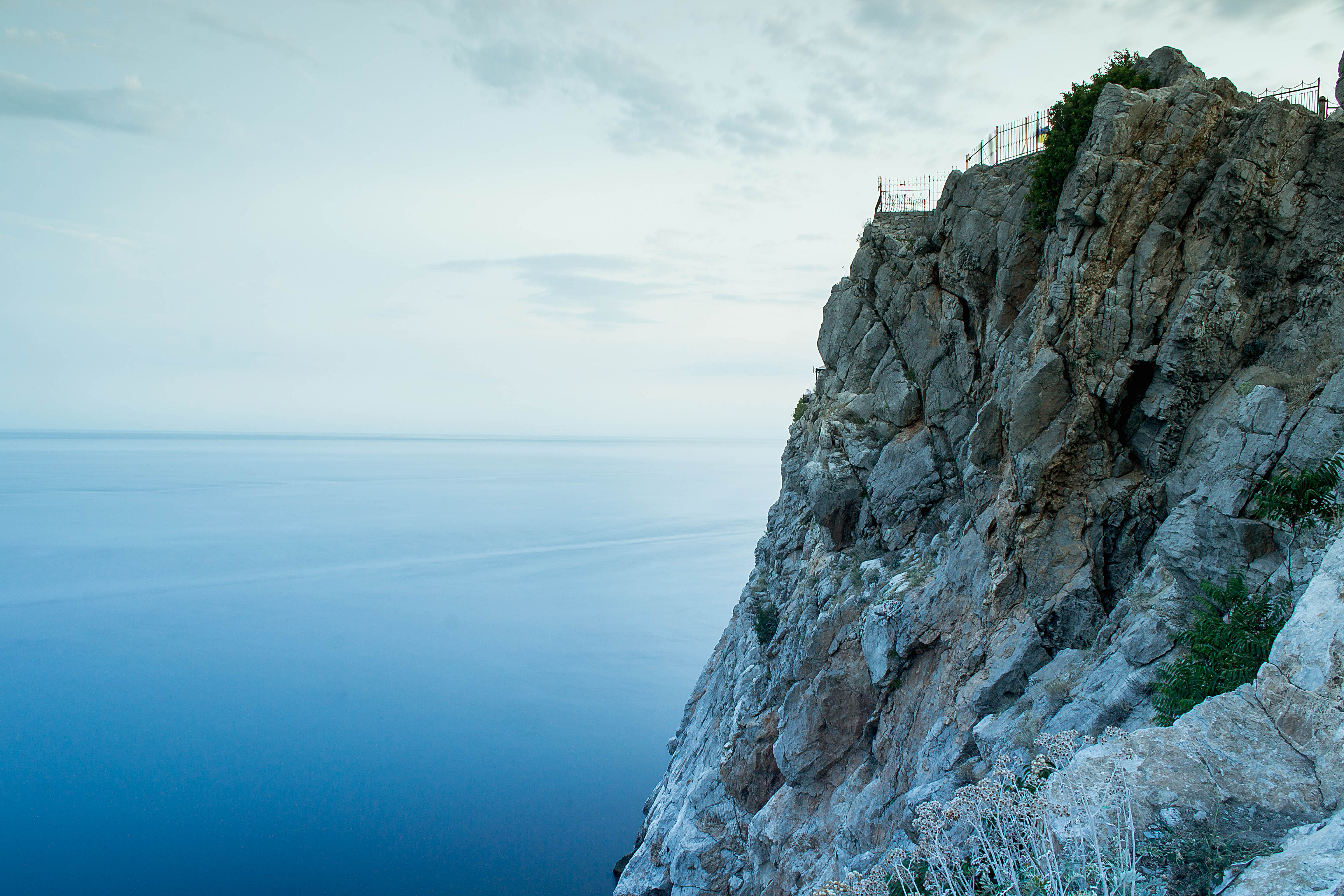 Море какое горе. Скала Парус Симеиз. Ялта море горы. Скала Парус в Прасковеевке. Горное море Ялта.