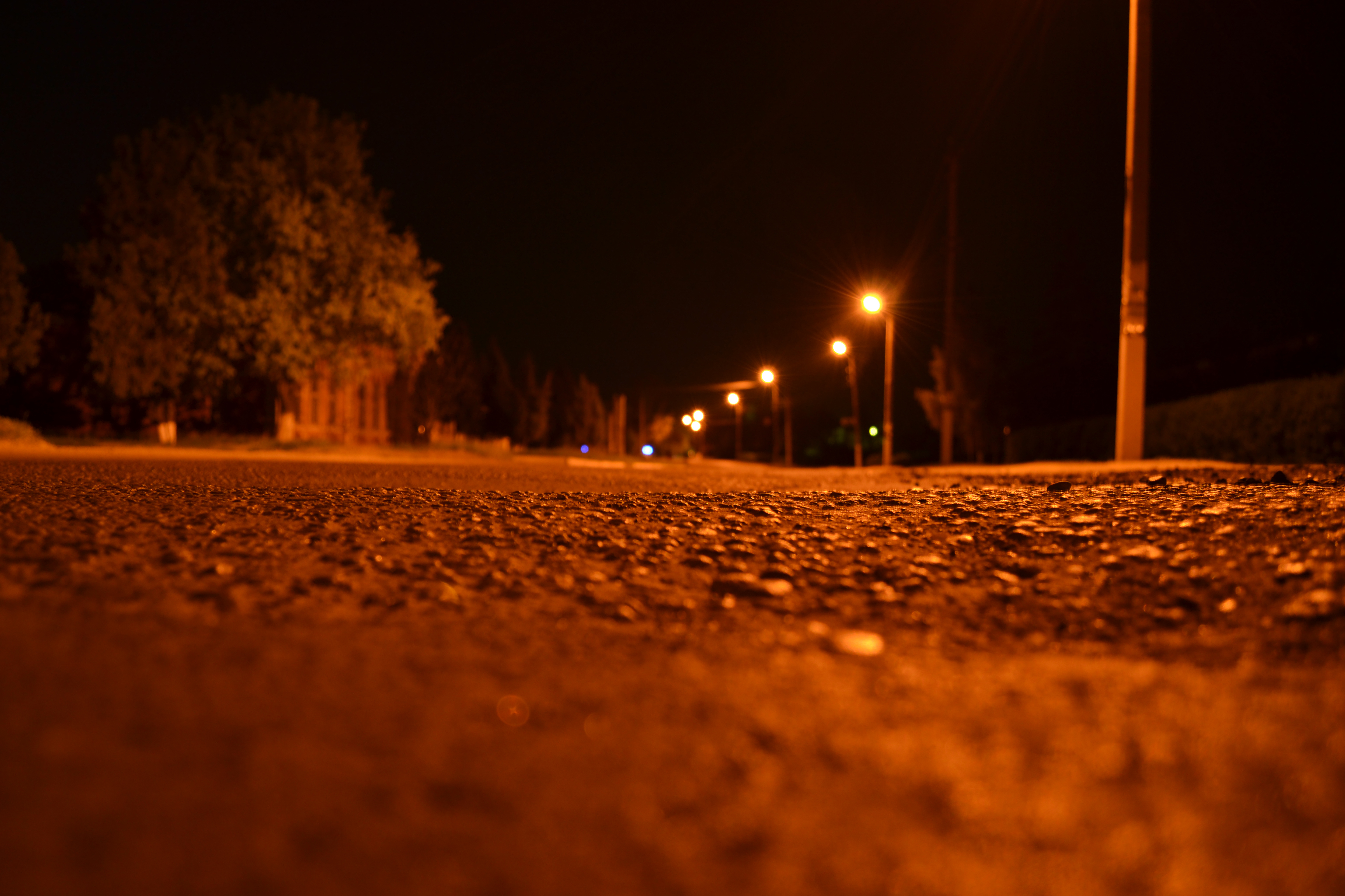 9 вечера на улице. Пустынная улица ночью. Ночь улица фонарь. Темная улица с фонарями. Желтые фонари и дорога.
