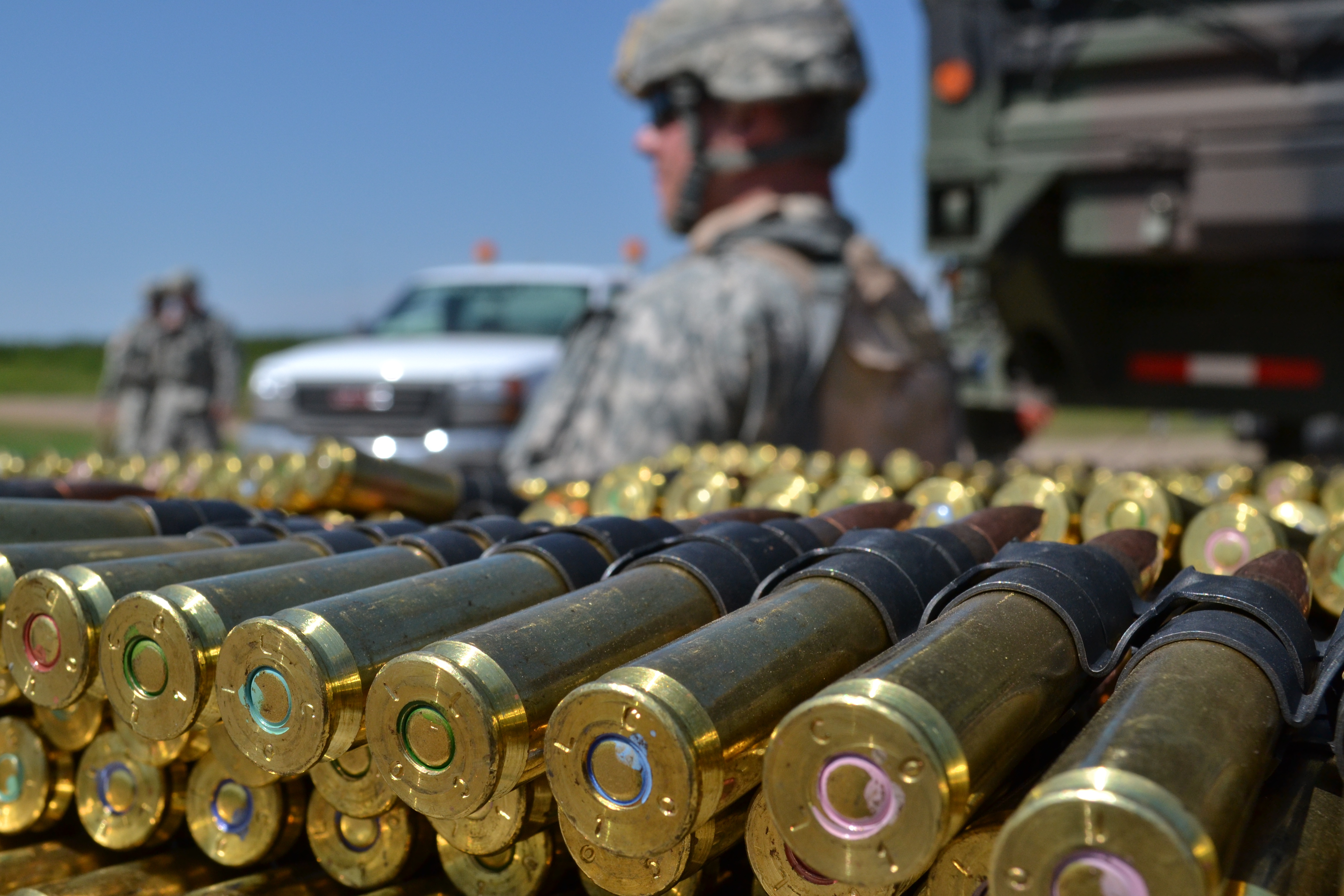 Поставки оружия. Боеприпасы. Боевые боеприпасы. Военные патроны.