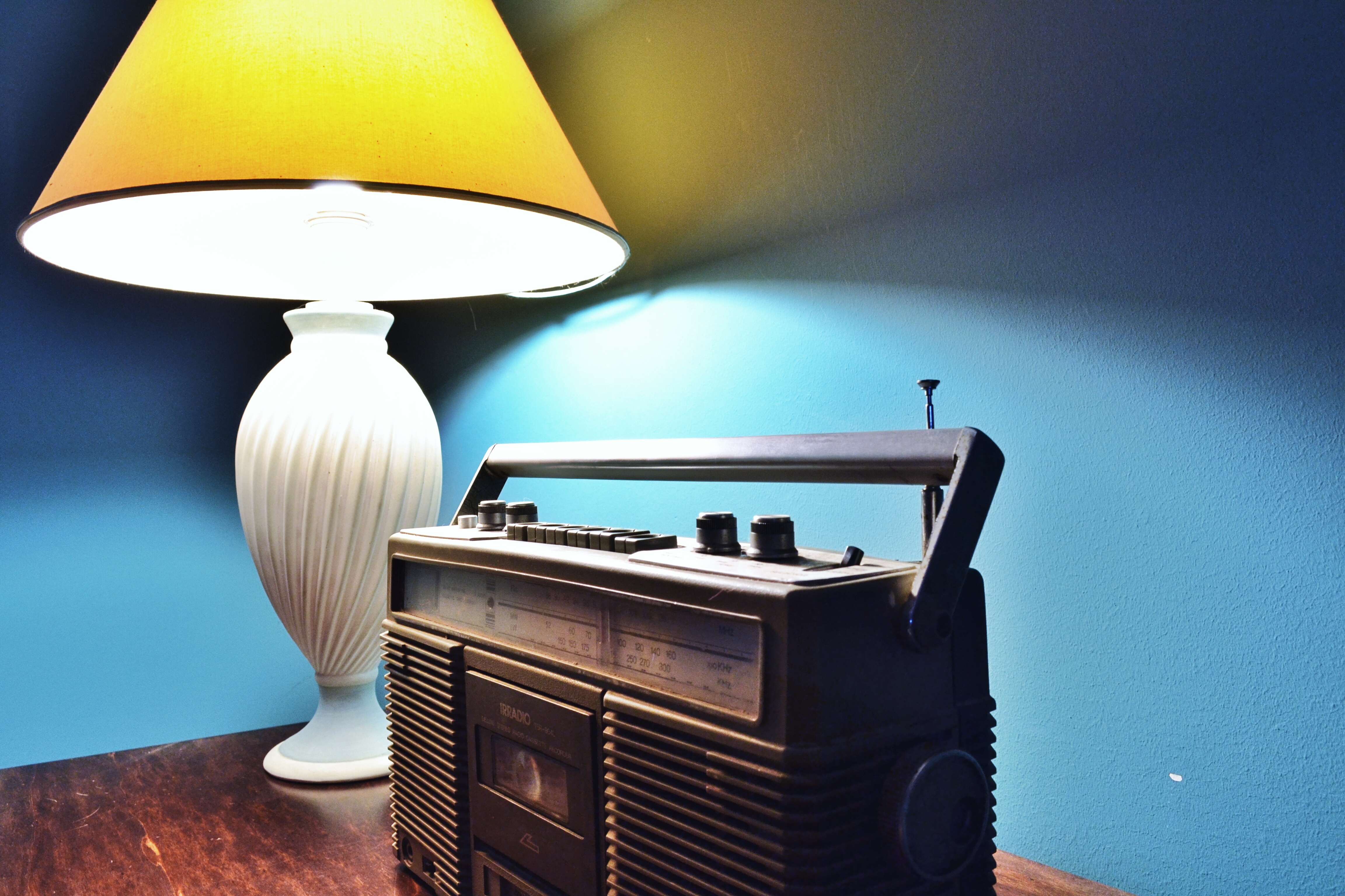 Радио красивых песен. Радиоприемник в интерьере. Ретро радиоприемник в интерьере. Радиоприемник на столе. Ламповый интерьер.