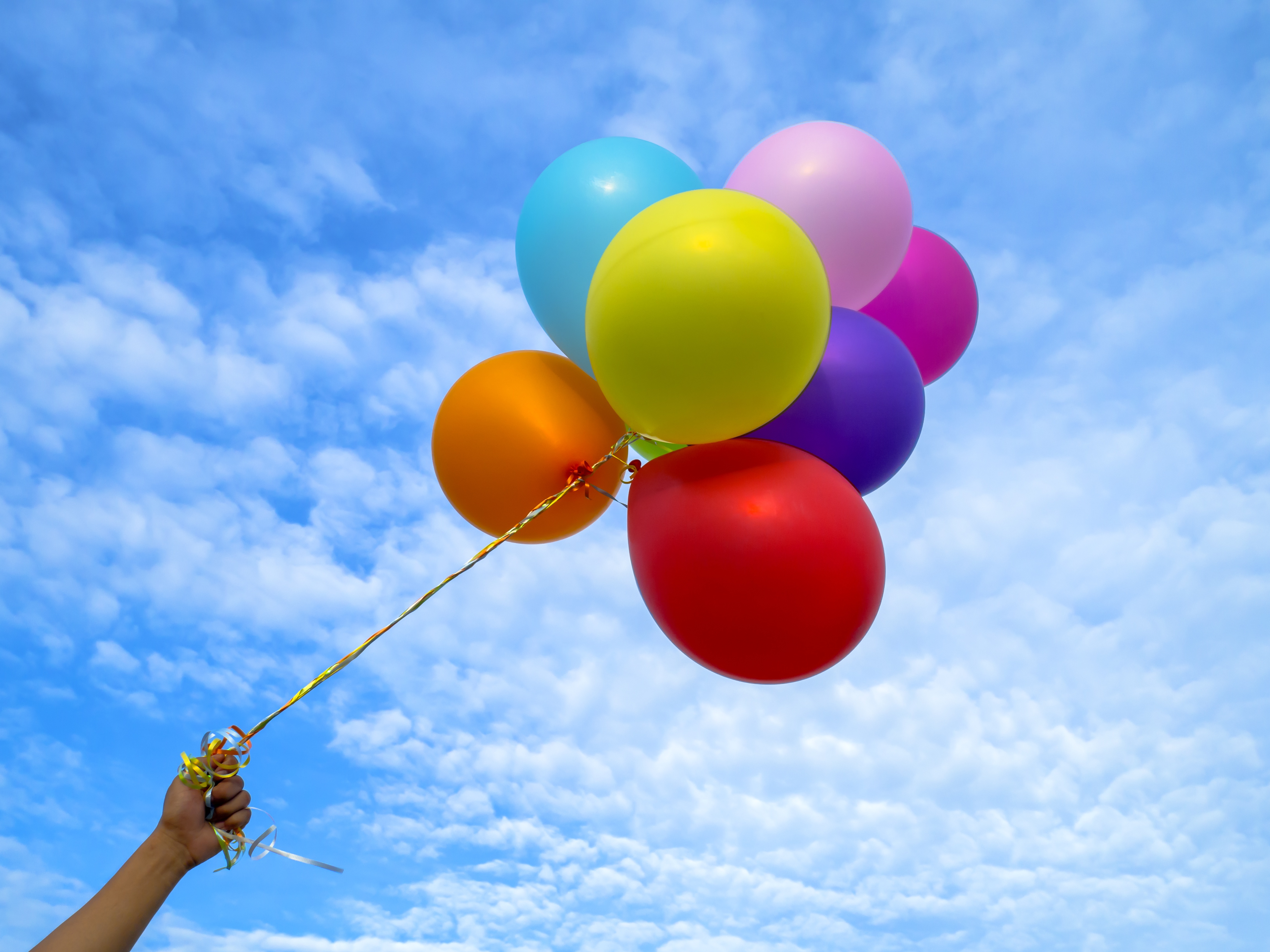 Воздушные шары читать. Воздушный шарик. Воздушные шары в небе. Шарики в небе. Воздушные шары улетают.