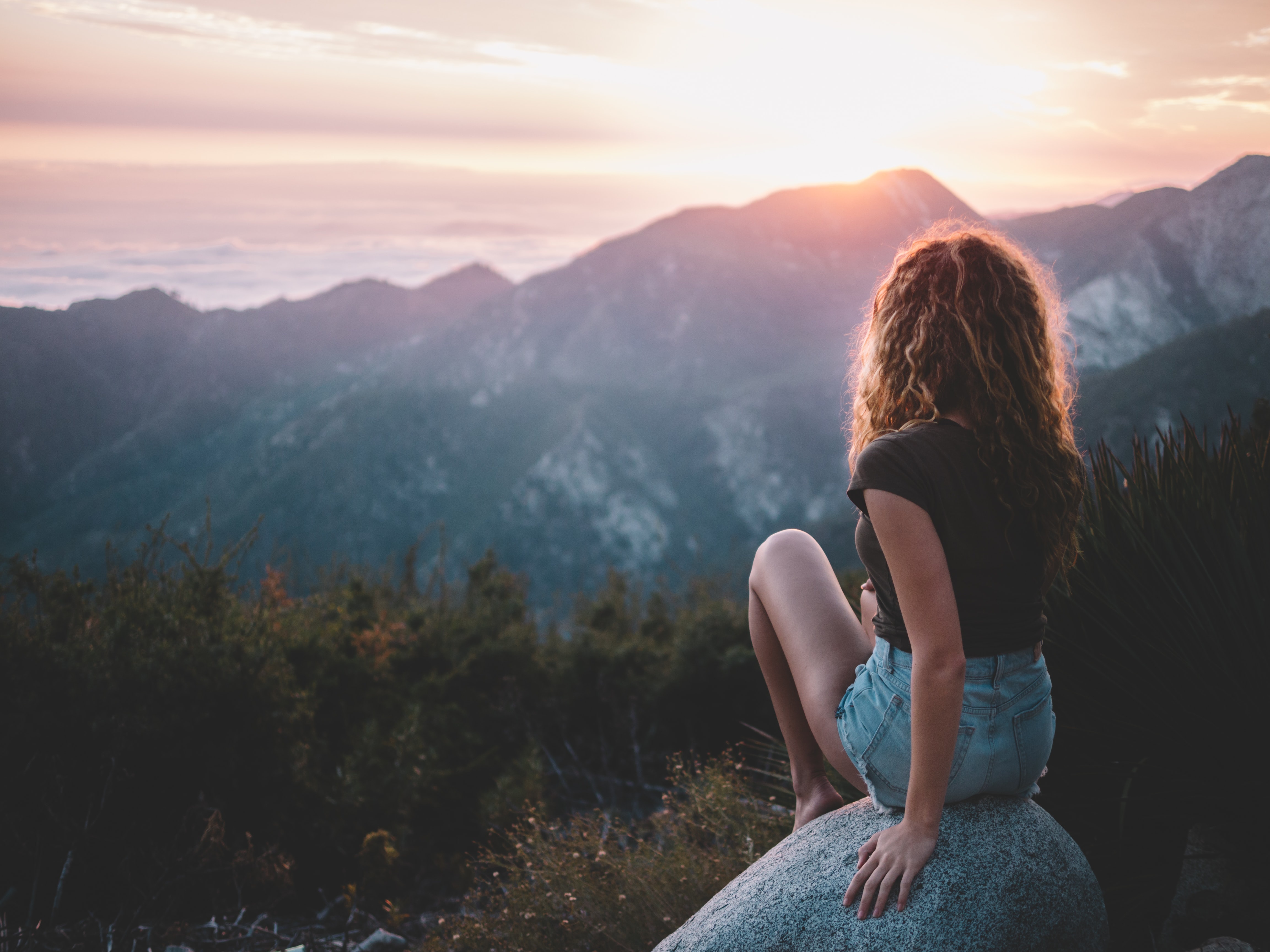 Mountain woman. Девушка в горах. Девушка на фоне гор. Девушка в горах со спины. Девушка на горе.