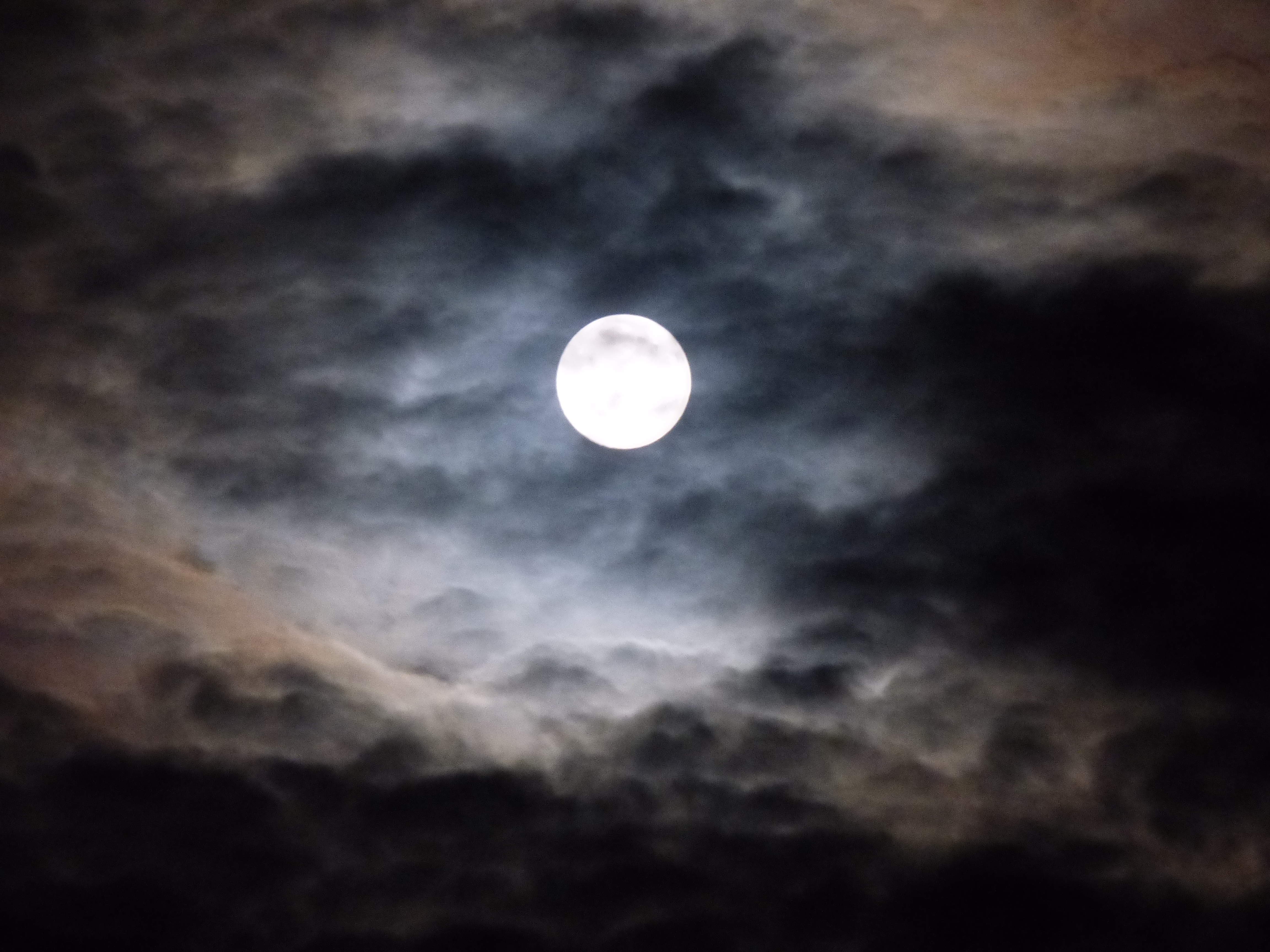 Луна взошла багровая и хмурая. Луна на небе. Лунное небо. Ночное небо с луной. Полнолуние.