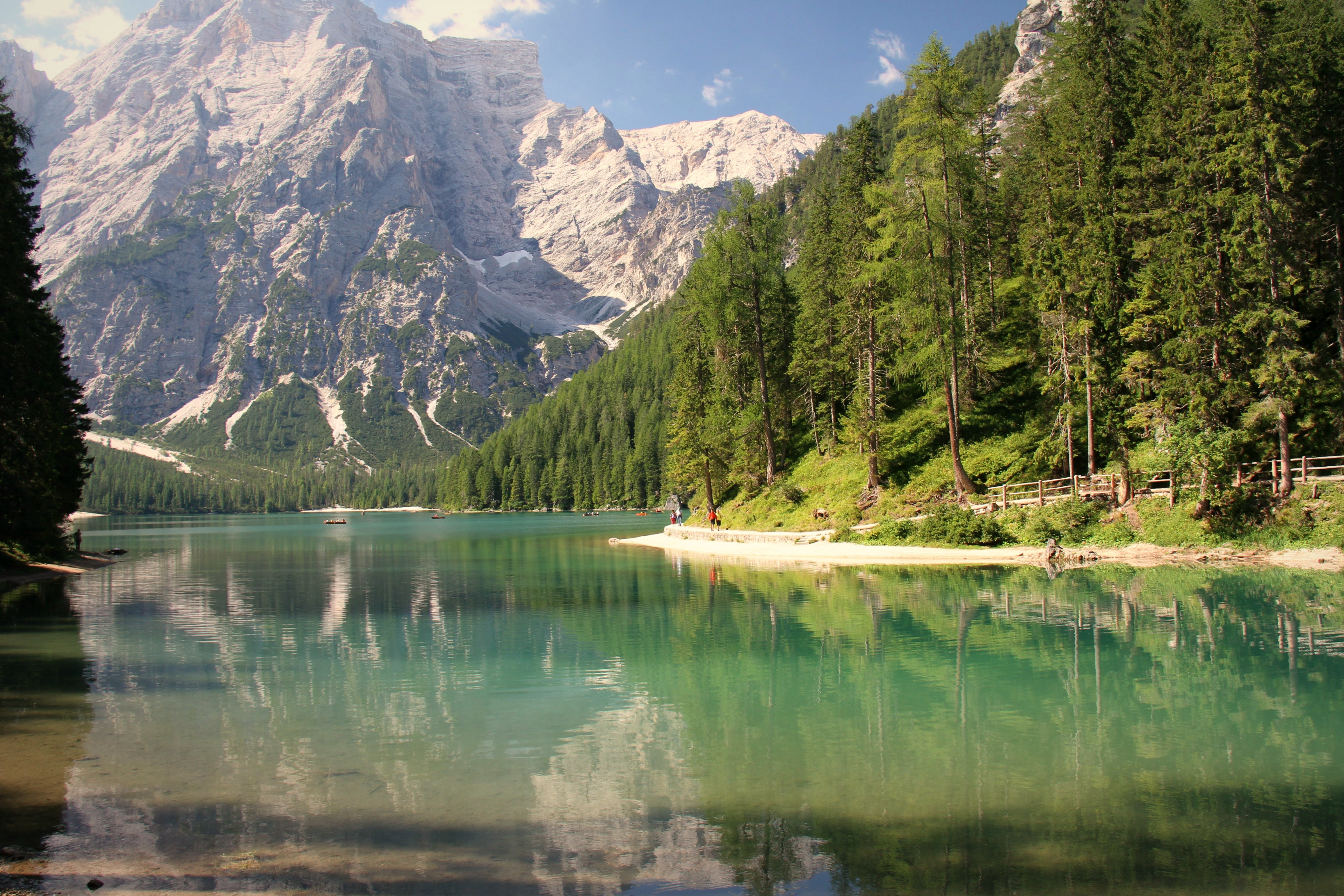 Озеро на горе. Озеро Брайес Lago di Braies. Горная река в Альпах. Горы Альпы озеро. Швейцария горы реки леса.