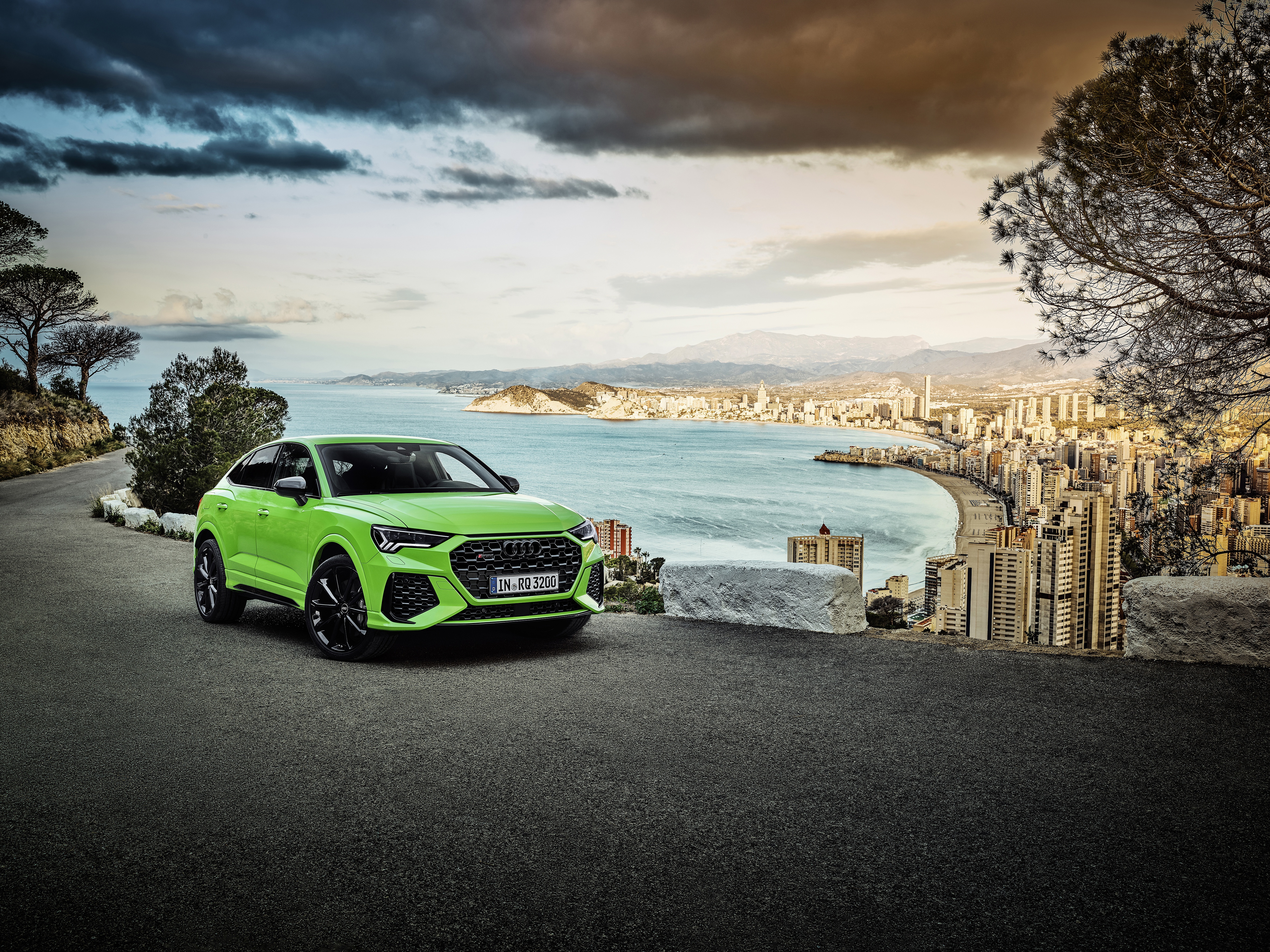 Зеленый автомобиль на дороге. Audi RS q3 2020. Audi RS q3 Sportback. Audi RS q3. Audi RS q3 зеленый.