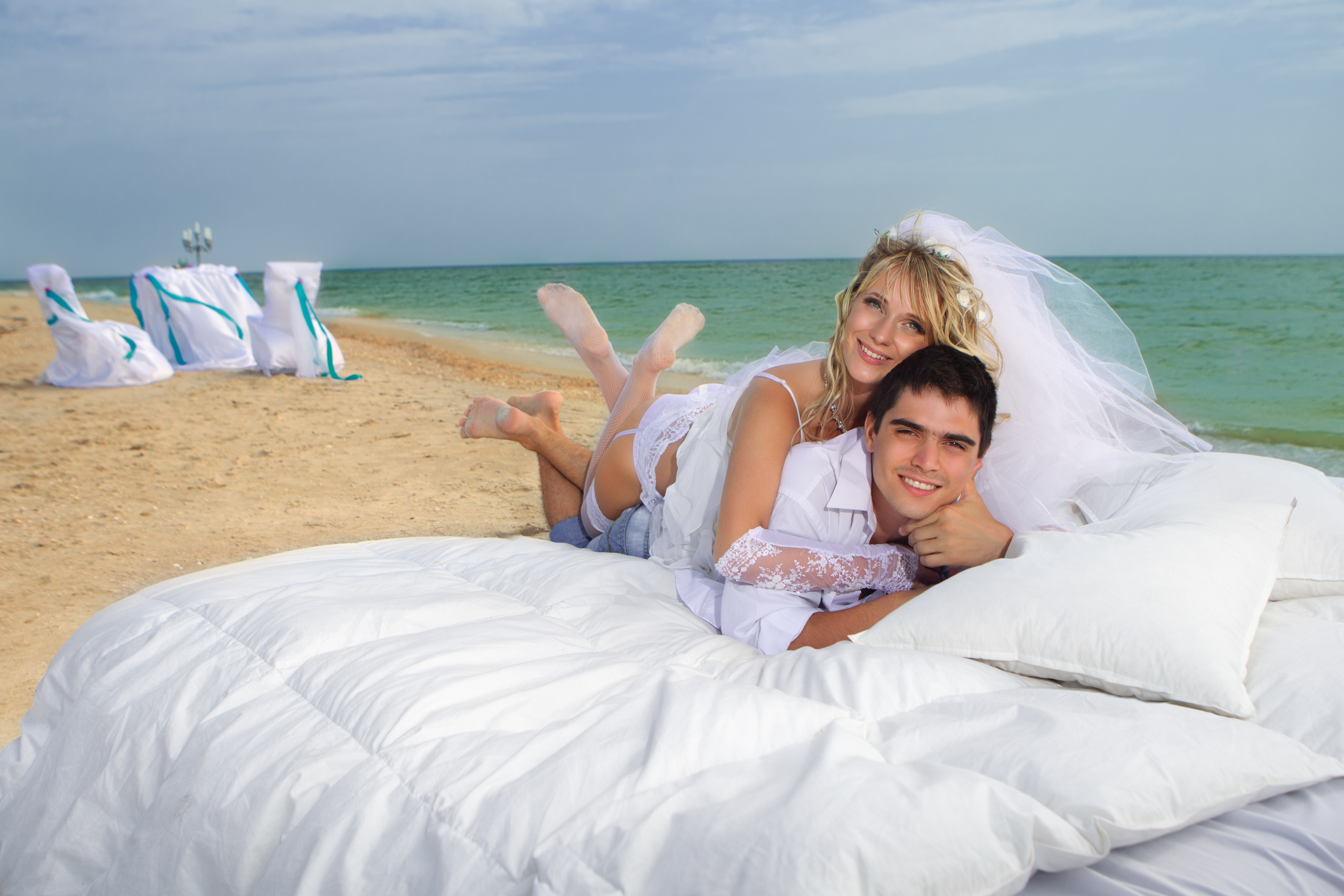 Семейная пара в отпуске. Свадьба на море. Свадьба на пляже. Свадьба на берегу моря. Невеста на море.