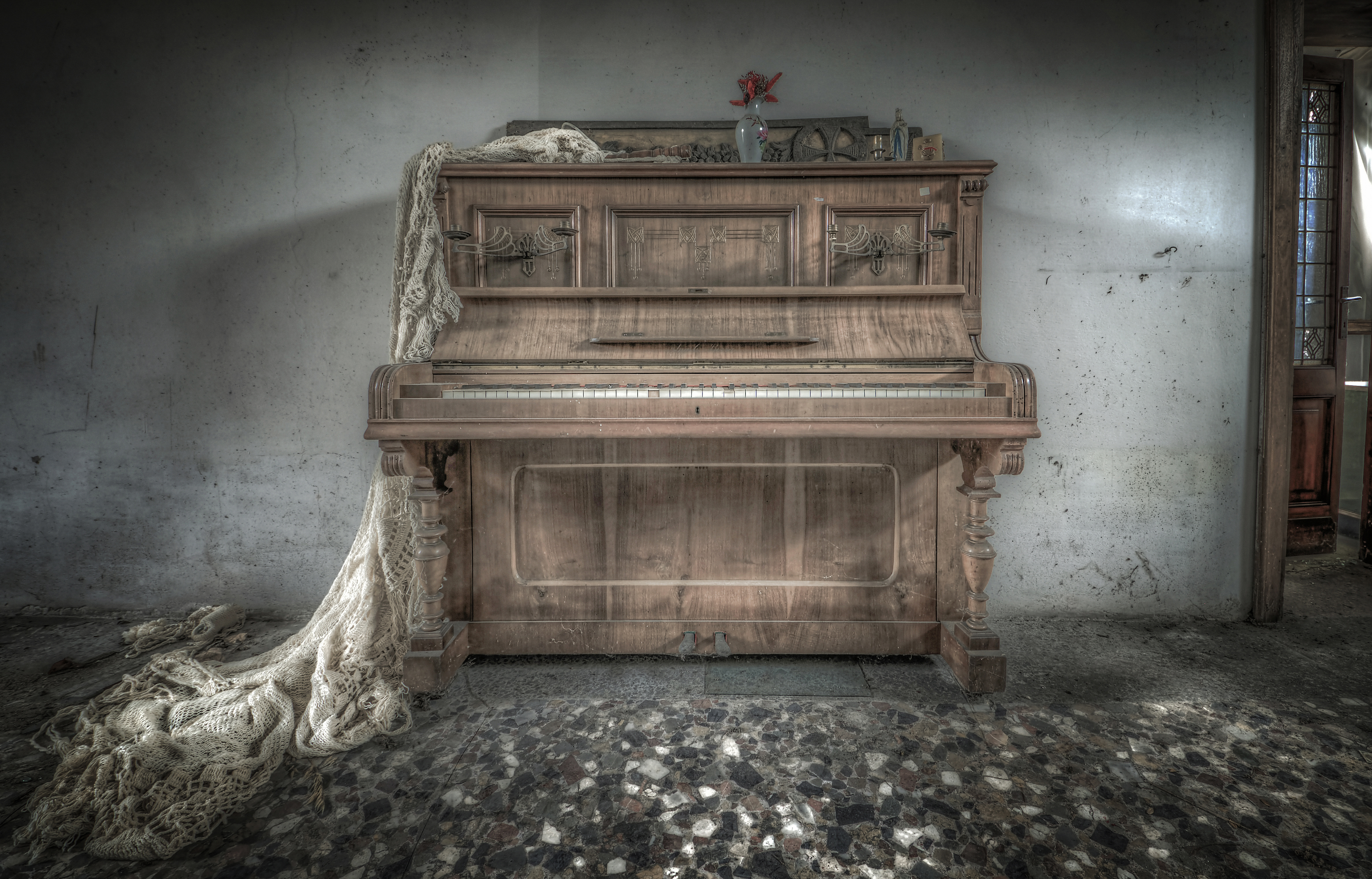 Страшная музыка 1. Заброшенное пианино. Старое пианино арт. Пианино обои. Перевернутый рояль.