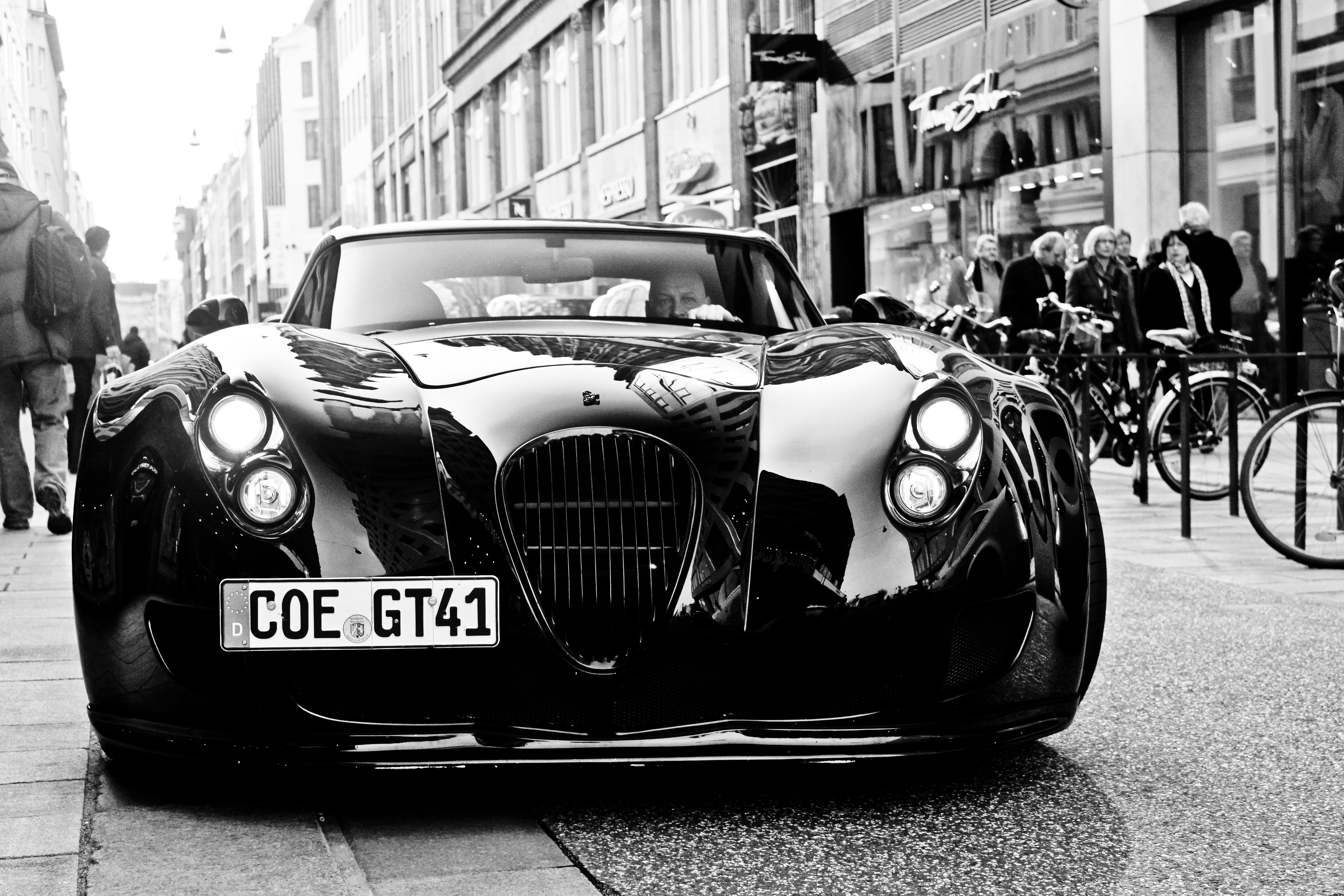 Черно белые кар. Wiesmann gt mf5. Авто черно белое. Автомобиль черно белый. Машина чёрно белая.