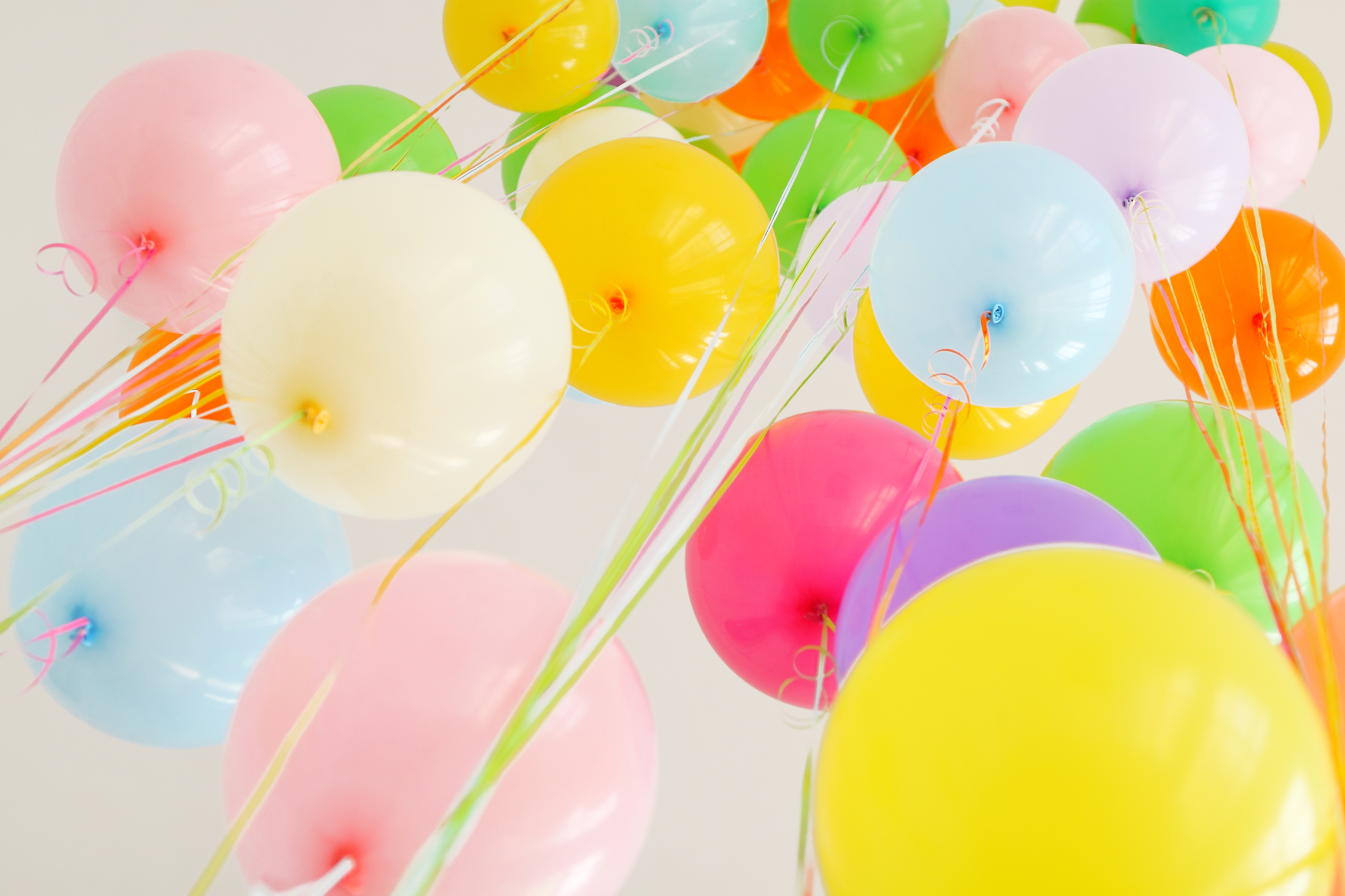 Красивые картинки с шариками. Разноцветные воздушные шары. Нежные воздушные шары. Яркие воздушные шары. Фон с воздушными шарами.