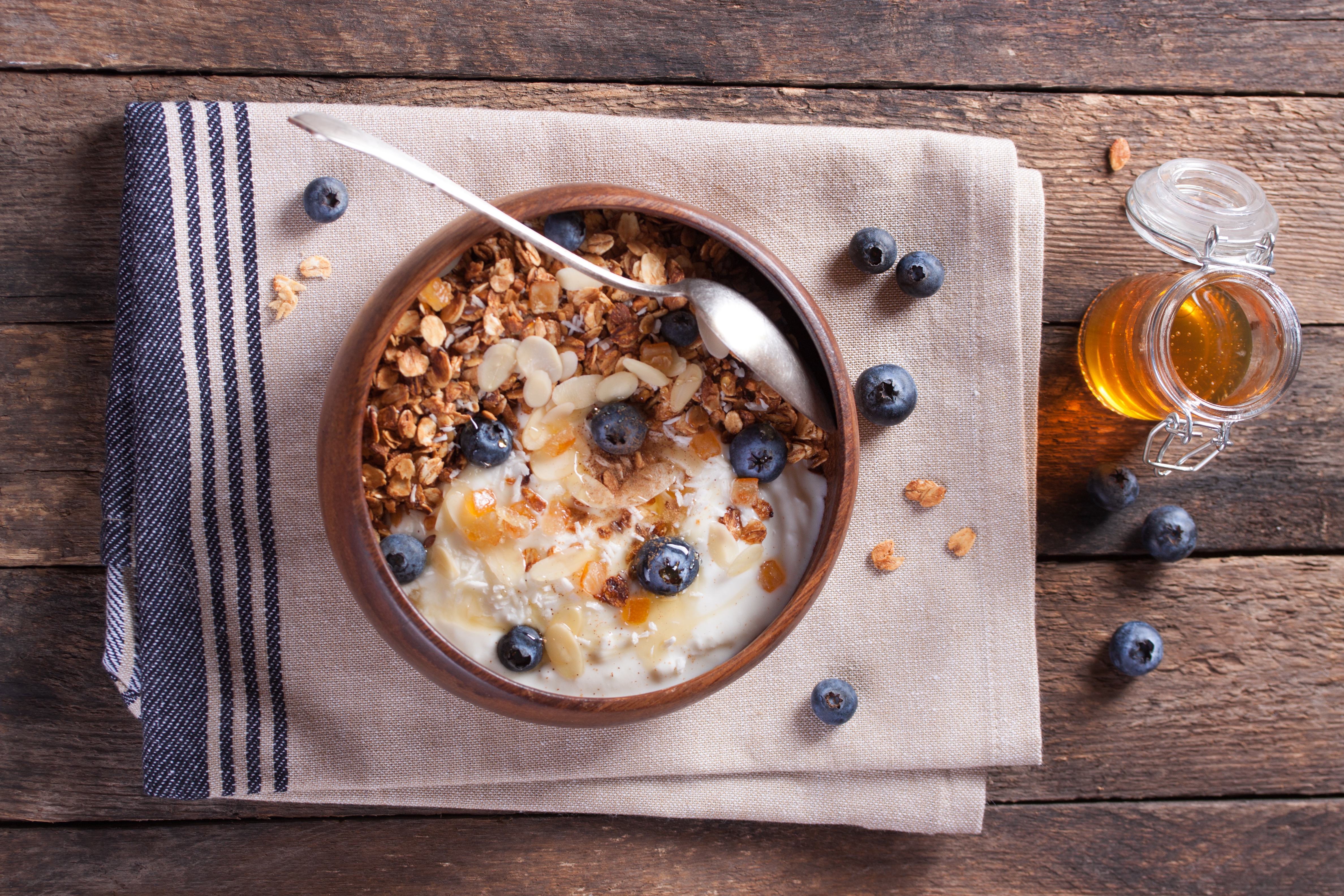 Breakfast blues. Каша на завтрак. Каша сверху. Овсянка с медом и орехами. Завтрак вид сверху.