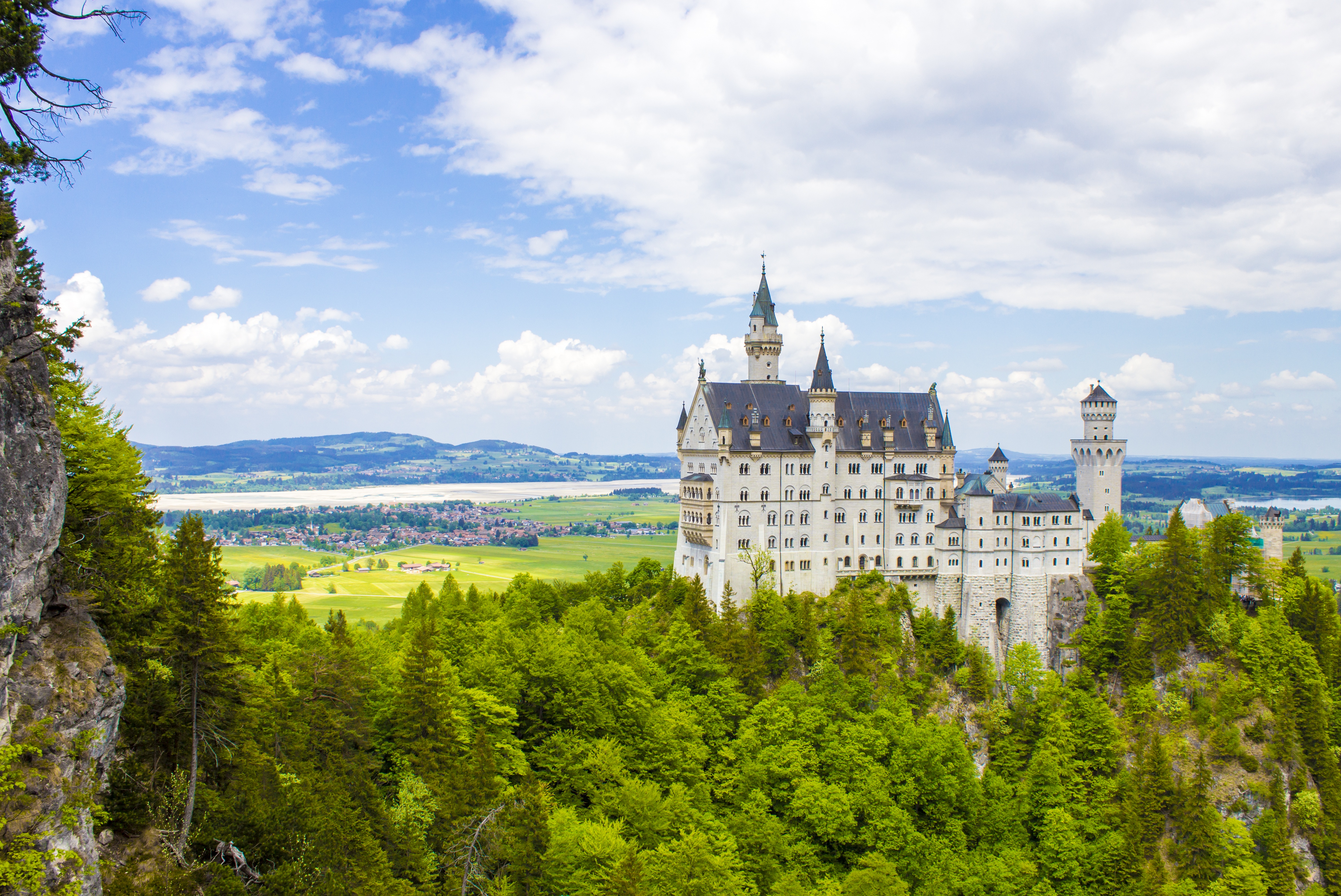 Neuschwanstein castle. Замок Нойшванштайн. Швангау замок Нойшванштайн. Замок в Германии Нойшванштайн 1920 1080. Замок Нойшванштайн лето.