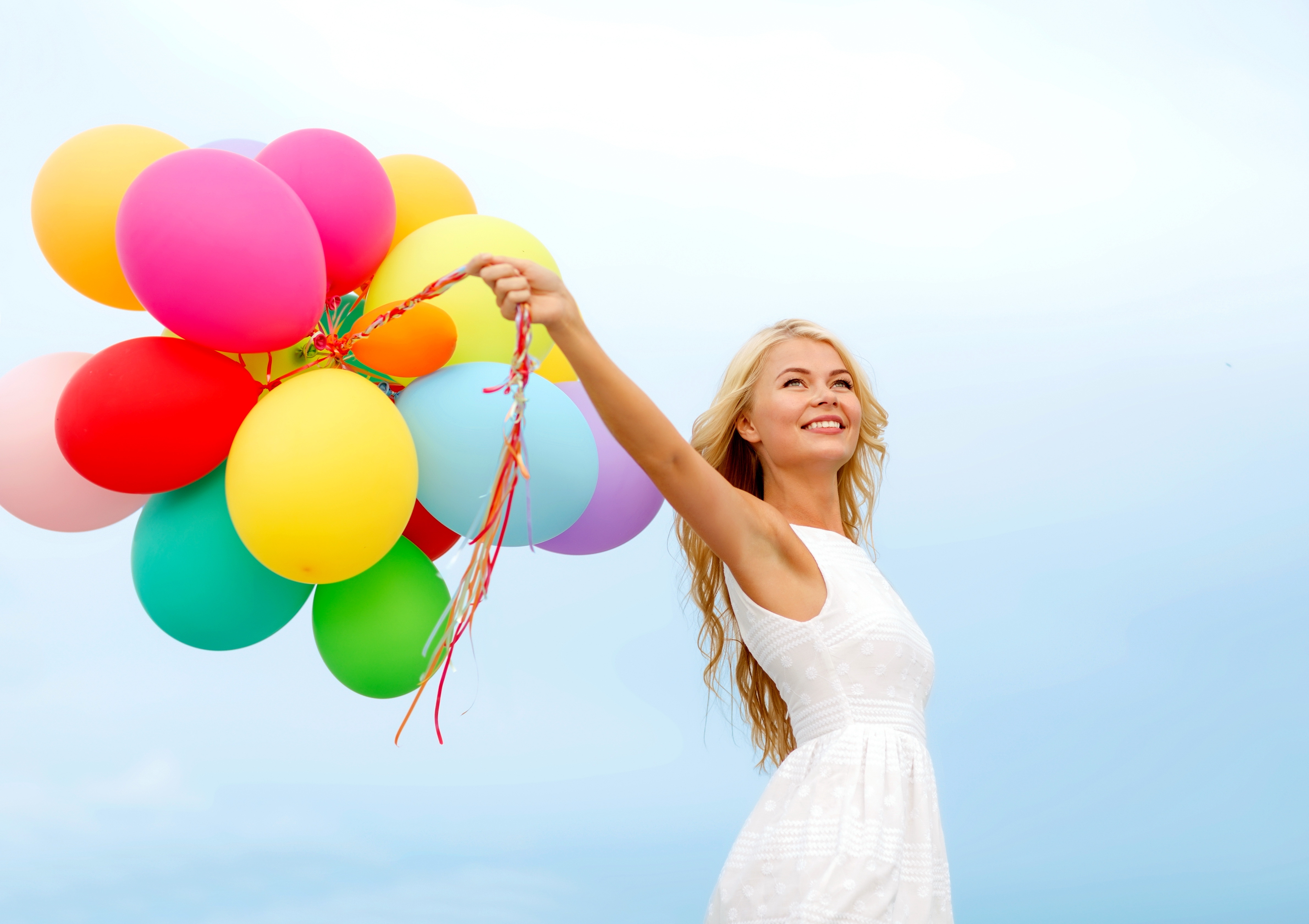 Скажи какими счастливыми. Девушка с воздушными шарами. Девушка с шариками воздушными. Счастеь и воздушный шарик. Женщина с разноцветными шарами.